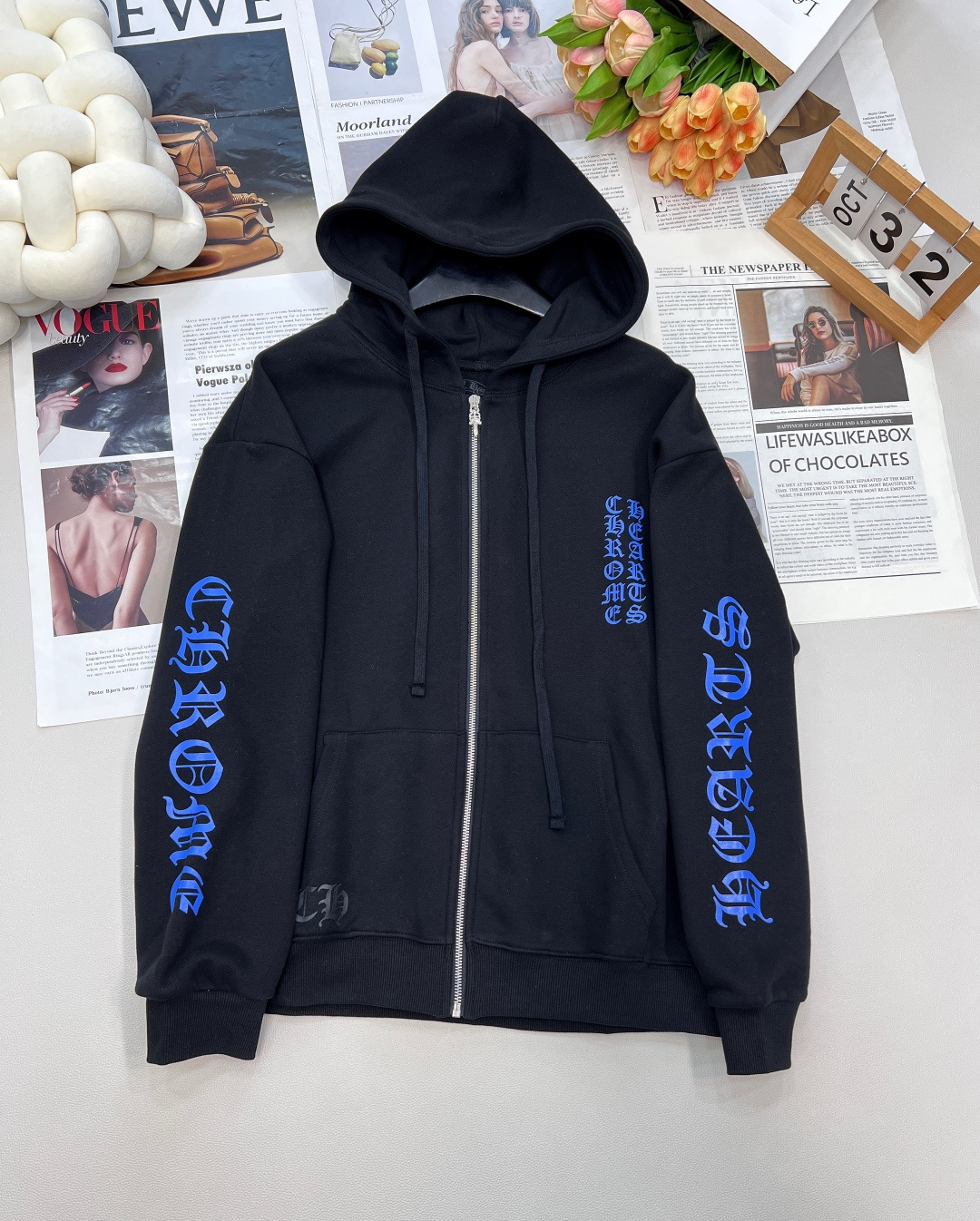 NO:490180,CHROME HEARTS Croxin classic style flower vine Sanskrit printed arm plus velvet hooded sweatshirt. It is a casual and comfortable street atmosphere. I will give you this item with a very strong outfit early. I will give you a look~ It is still a familiar style. It combines low-key luxury styles such as rock punk and street hip-hop. The recognizable Sanskrit printed design is rough and grand!  A must-have style for trendy out of the street~ This piece is definitely a piece for autumn. You can go out after putting one piece on it. You must have one piece for everyone. The same style as men and women. It looks good when you match it casually. It is completely free and comfortable~ Loose style. It is a irresistible and unrestrained color-blocking charm that makes people feel irresistible and full of artistic sense!  Size sml encoding, chrome hearts, chrome hearts, hoodie, sweatshirts, hats, alexander wang19860909CHROME HEARTS 克罗心经典款花藤梵文印花臂加绒连帽卫衣 穿上就是随性自如的街头氛围感,早早给你们出这种穿搭率很强单品 给你们凹造型～ 依旧是熟悉的风格 融合摇滚朋克、街头嘻哈等低调的奢华风 充满辨识度的梵文印花设计粗旷大气 ！潮流出街必不可少的款式～ 这件绝对是秋天的刚需单品,套上一件就可以出门,上身绝绝子,必须人手一件 男女同款 随便搭搭就好看,完全是自由舒适的感觉~ 宽松版型 穿上自在无拘束 让人难以抵抗的克罗心拼色魅力 充满了艺术感！ 尺码sml 编码,,chrome hearts,chrome hearts,hoodie,sweatshirts,hats,alexander wang,Women's clothing