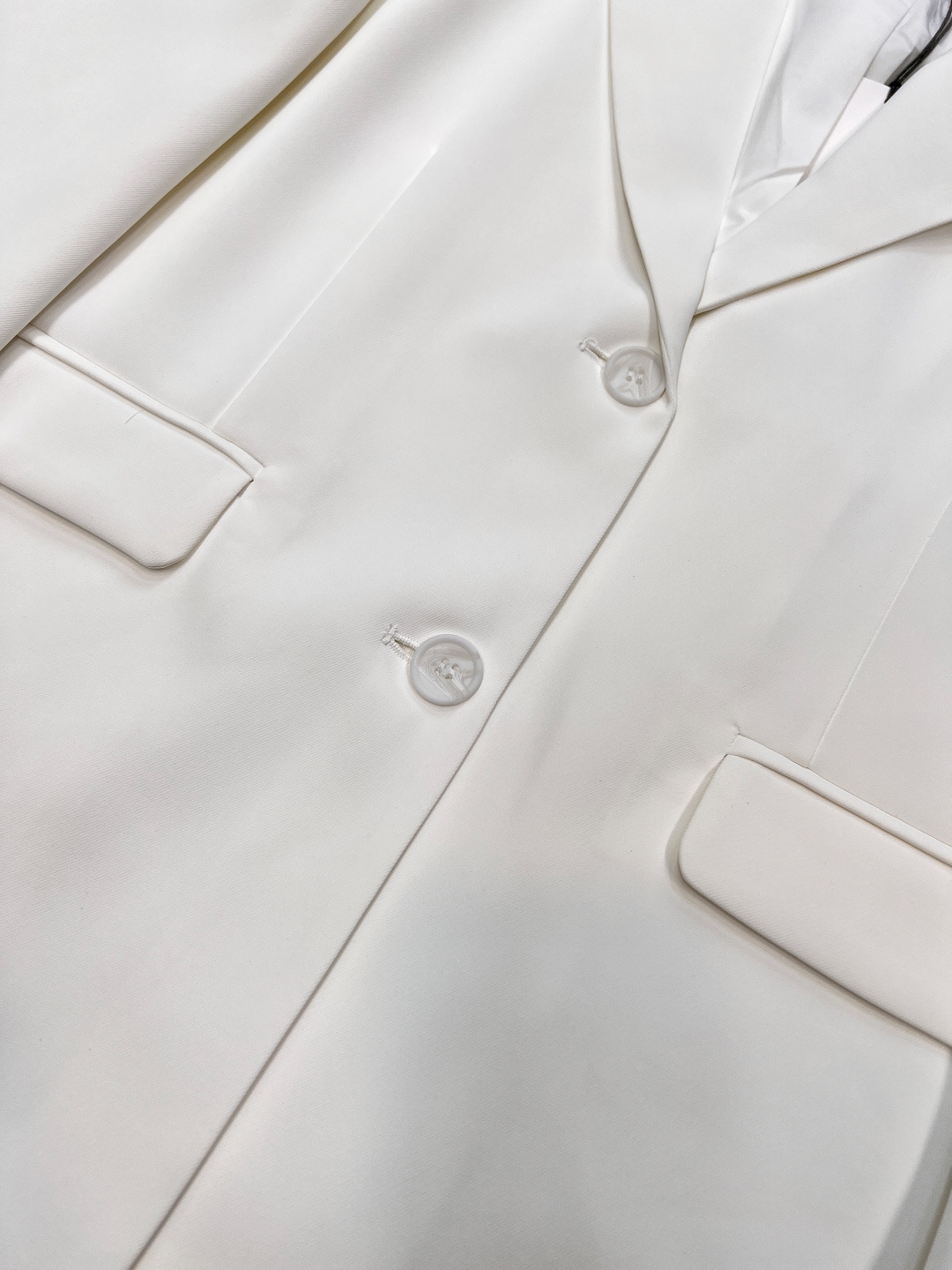 🆕alo早秋简约西服外套。以白、黑、驼三色呈现，简约而不失格调，无论是职场通勤还是日常出街，都能让你轻松