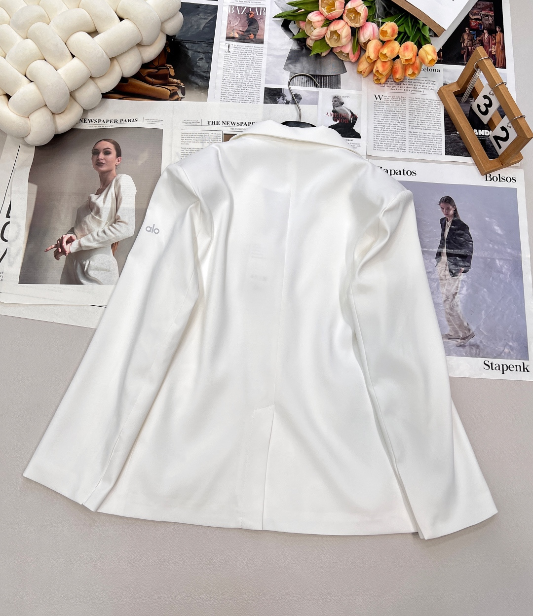 🆕alo早秋简约西服外套。以白、黑、驼三色呈现，简约而不失格调，无论是职场通勤还是日常出街，都能让你轻松