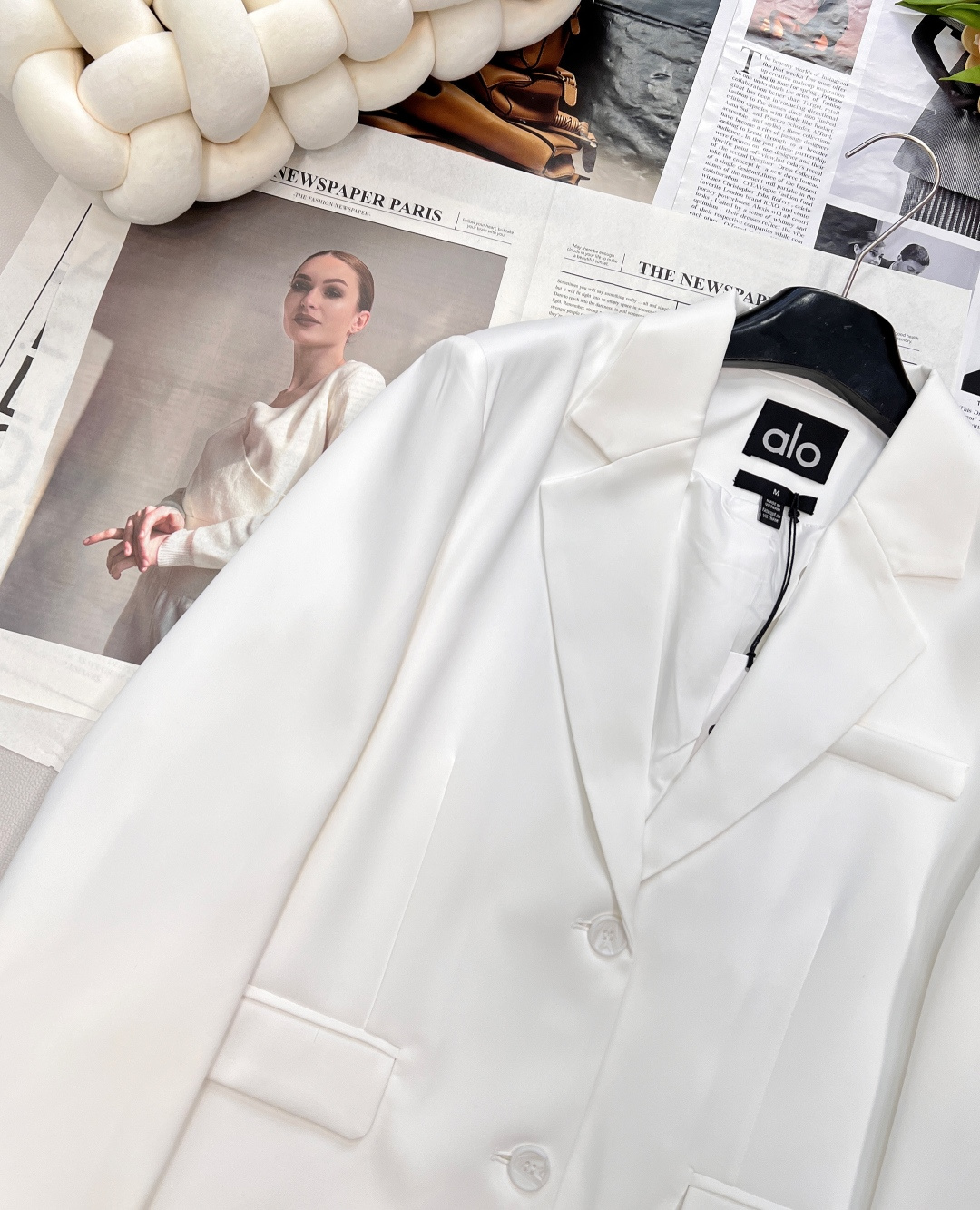 🆕alo早秋简约西服外套。以白、黑、驼三色呈现，简约而不失格调，无论是职场通勤还是日常出街，都能让你轻松