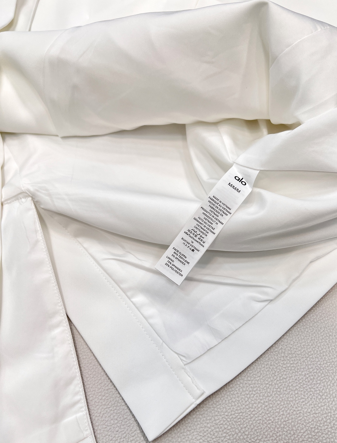 🆕alo早秋简约西服外套。以白、黑、驼三色呈现，简约而不失格调，无论是职场通勤还是日常出街，都能让你轻松