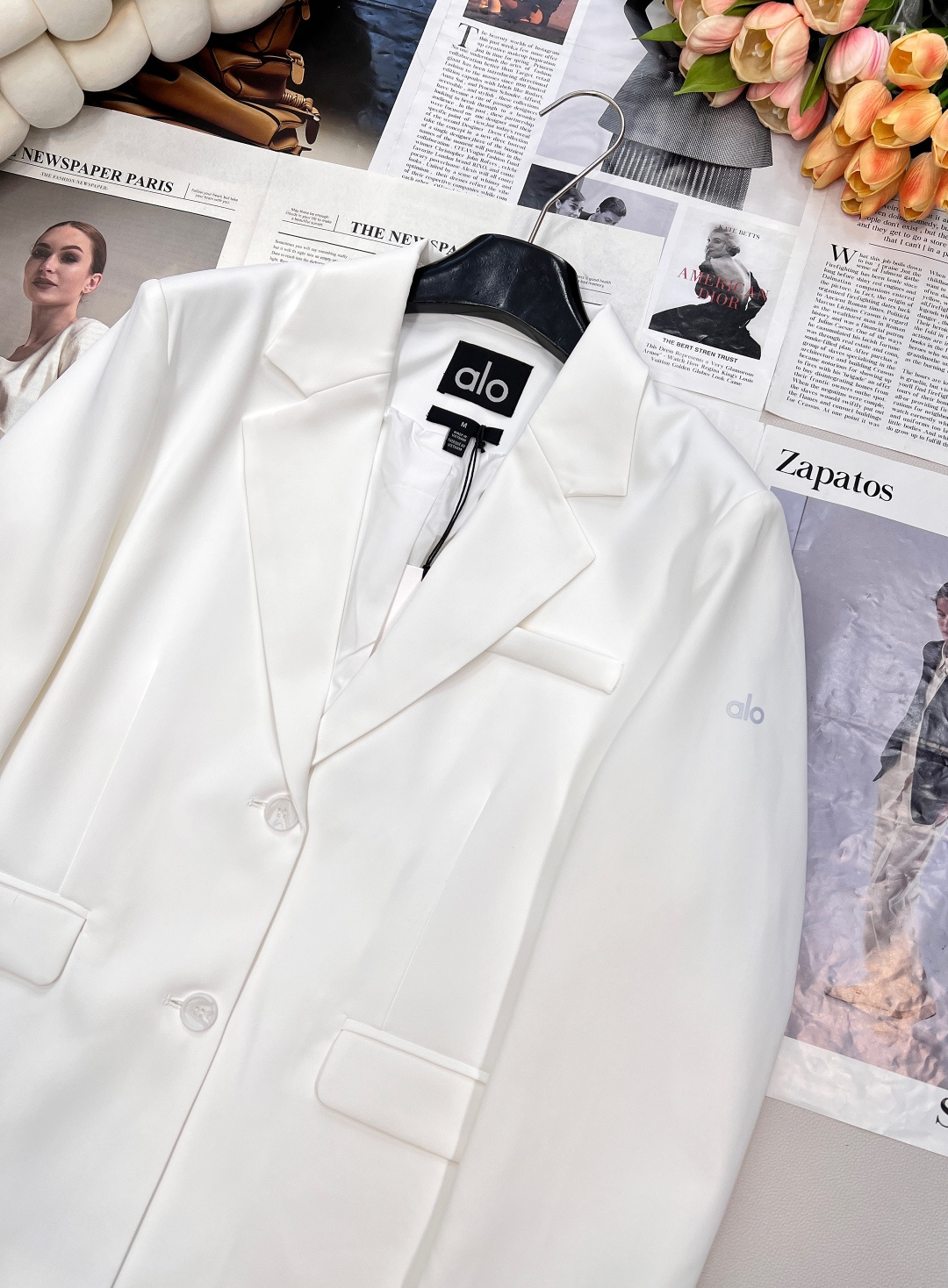 🆕alo早秋简约西服外套。以白、黑、驼三色呈现，简约而不失格调，无论是职场通勤还是日常出街，都能让你轻松
