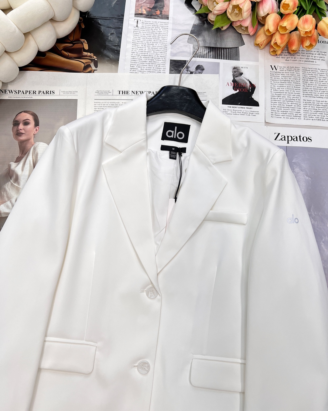 🆕alo早秋简约西服外套。以白、黑、驼三色呈现，简约而不失格调，无论是职场通勤还是日常出街，都能让你轻松
