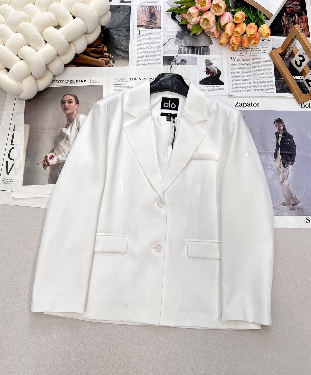 NO:490194,alo early autumn simple suit jacket. It is presented in three colors: white, black and camel, simple without losing style. Whether it is for workplace commuting or daily outing, it can easily become the focus. Classic black and white camel, a timeless color choice. This suit jacket is very exquisite in tailoring. The smooth shoulder lines can naturally modify the shoulder contour, making the shoulders look straighter and enhance the overall aura. The fitted waist design cleverly conceals the waistline, highlighting the curvature of women, while not being too tight, ensuring the comfort of wearing. Whether it is a petite figure or a tall figure, you can show the perfect body proportions through this right tailoring.  The suit jackets are made of high-quality fabrics, which feel soft and smooth, and are comfortable and breathable. At the same time, the fabric has good wrinkle resistance. Even if worn for a long time or folded and placed, it can quickly return to flatness and always maintain a crisp appearance, allowing you to maintain a delicate and decent image in all occasions. The three standards are complete, three colors are out of size sml, Jackets & coats, alexander wang19860909alo早秋简约西服外套.以白、黑、驼三色呈现,简约而不失格调,无论是职场通勤还是日常出街,都能让你轻松成为焦点.经典黑白驼,永不过时的色彩选择 这款西服外套在剪裁上都十分考究.流畅的肩部线条,能够自然地修饰肩部轮廓,让肩部看起来更加平直,提升整体的气场；合身的腰部设计,巧妙地收束腰线,凸显出女性的曲线美,同时又不会过于紧身,保证了穿着的舒适度.无论是娇小身材还是高挑身形,都能通过这恰到好处的剪裁展现出完美的身材比例. 西服外套采用的都是高品质面料,手感柔软顺滑,穿着舒适透气.同时,面料具有良好的抗皱性,即使长时间穿着或折叠放置,也能迅速恢复平整,时刻保持挺括的外观,让你在各种场合都能保持精致得体的形象.三标齐全,三色出 尺码sml 编,,jackets & coats,alexander wang,Women's clothing