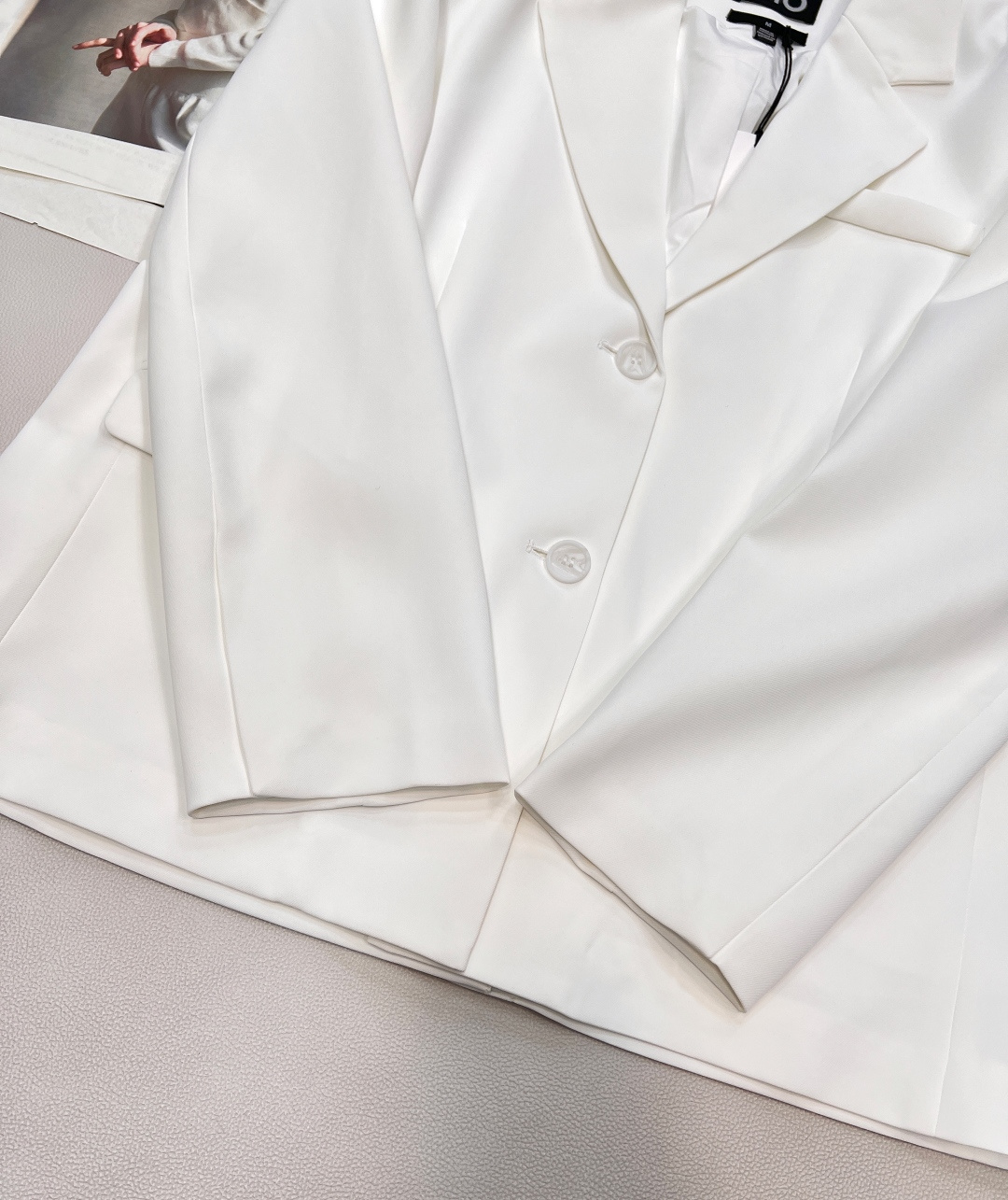 🆕alo早秋简约西服外套。以白、黑、驼三色呈现，简约而不失格调，无论是职场通勤还是日常出街，都能让你轻松