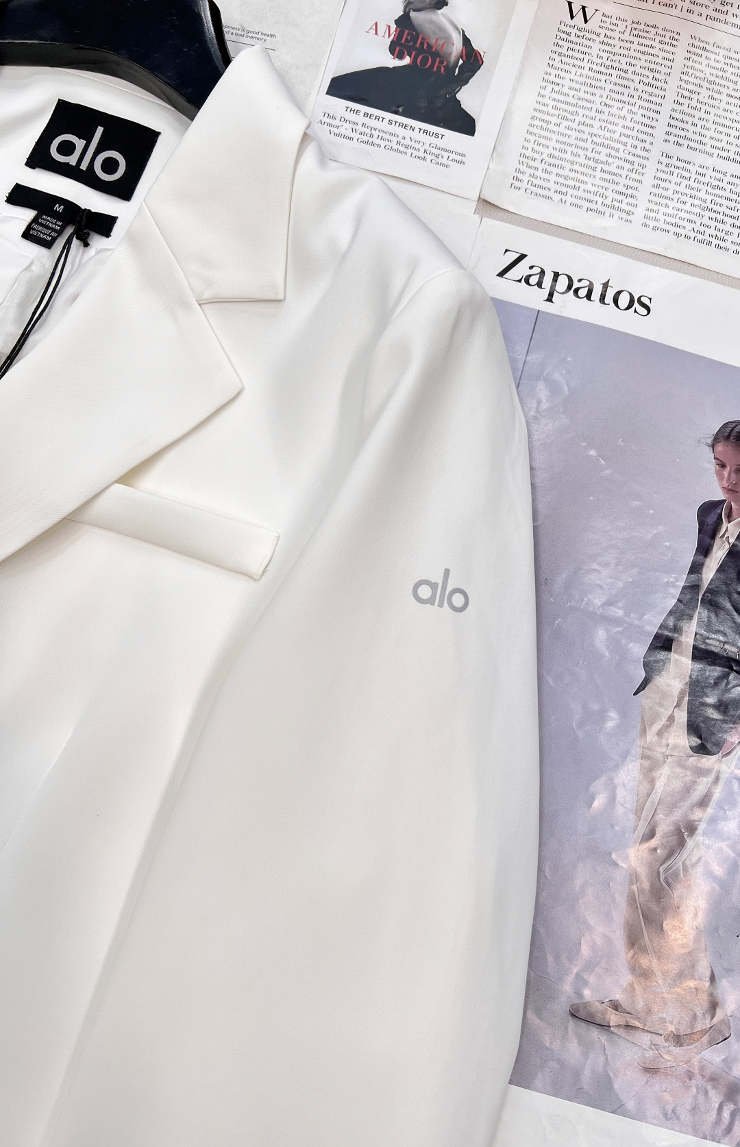 🆕alo早秋简约西服外套。以白、黑、驼三色呈现，简约而不失格调，无论是职场通勤还是日常出街，都能让你轻松