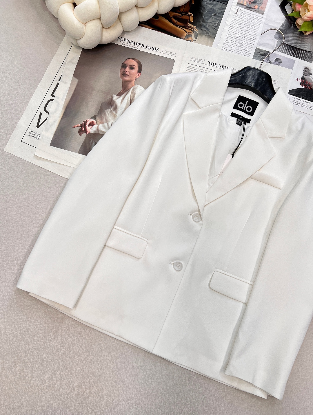 🆕alo早秋简约西服外套。以白、黑、驼三色呈现，简约而不失格调，无论是职场通勤还是日常出街，都能让你轻松