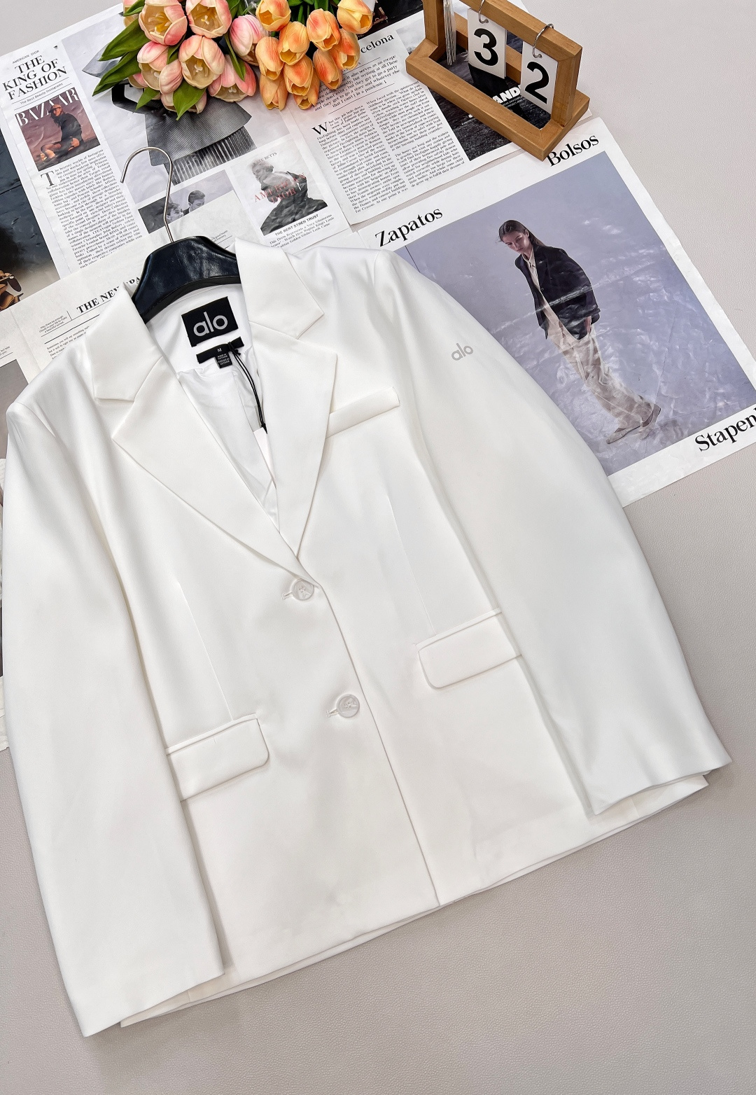 🆕alo早秋简约西服外套。以白、黑、驼三色呈现，简约而不失格调，无论是职场通勤还是日常出街，都能让你轻松