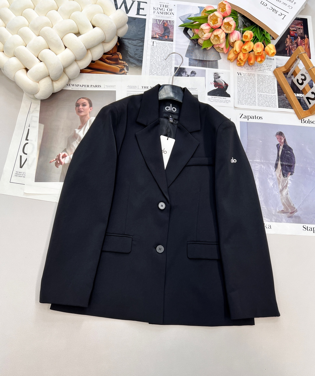 NO:490131,alo early autumn simple suit jacket. It is presented in three colors: white, black and camel, simple without losing style. Whether it is for workplace commuting or daily outing, it can easily become the focus. Classic black and white camel, a timeless color choice. This suit jacket is very exquisite in tailoring. The smooth shoulder lines can naturally modify the shoulder contour, making the shoulders look straighter and enhance the overall aura. The fitted waist design cleverly conceals the waistline, highlighting the curvature of women, while not being too tight, ensuring the comfort of wearing. Whether it is a petite figure or a tall figure, you can show the perfect body proportions through this right tailoring.  The suit jackets are made of high-quality fabrics, which feel soft and smooth, and are comfortable and breathable. At the same time, the fabric has good wrinkle resistance. Even if worn for a long time or folded and placed, it can quickly return to flatness and always maintain a crisp appearance, allowing you to maintain a delicate and decent image in all occasions. Three standards are complete, three colors are out of size sml code, Jackets & coats, alexander wang19860909alo早秋简约西服外套.以白、黑、驼三色呈现,简约而不失格调,无论是职场通勤还是日常出街,都能让你轻松成为焦点.经典黑白驼,永不过时的色彩选择 这款西服外套在剪裁上都十分考究.流畅的肩部线条,能够自然地修饰肩部轮廓,让肩部看起来更加平直,提升整体的气场；合身的腰部设计,巧妙地收束腰线,凸显出女性的曲线美,同时又不会过于紧身,保证了穿着的舒适度.无论是娇小身材还是高挑身形,都能通过这恰到好处的剪裁展现出完美的身材比例. 西服外套采用的都是高品质面料,手感柔软顺滑,穿着舒适透气.同时,面料具有良好的抗皱性,即使长时间穿着或折叠放置,也能迅速恢复平整,时刻保持挺括的外观,让你在各种场合都能保持精致得体的形象.三标齐全,三色出 尺码sml 编码,,jackets & coats,alexander wang,Women's clothing