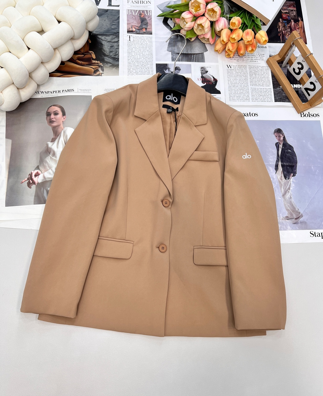 NO:490149,alo early autumn simple suit jacket. It is presented in three colors: white, black and camel, simple without losing style. Whether it is for workplace commuting or daily outing, it can easily become the focus. Classic black and white camel, a timeless color choice. This suit jacket is very exquisite in tailoring. The smooth shoulder lines can naturally modify the shoulder contour, making the shoulders look straighter and enhance the overall aura. The fitted waist design cleverly conceals the waistline, highlighting the curvature of women, while not being too tight, ensuring the comfort of wearing. Whether it is a petite figure or a tall figure, you can show the perfect body proportions through this right tailoring.  The suit jackets are made of high-quality fabrics, which feel soft and smooth, and are comfortable and breathable. At the same time, the fabric has good wrinkle resistance. Even if worn for a long time or folded and placed, it can quickly return to flatness and always maintain a crisp appearance, allowing you to maintain a delicate and decent image in all occasions. The three standards are complete, three colors are out of size sml, Jackets & coats, alexander wang19860909alo早秋简约西服外套.以白、黑、驼三色呈现,简约而不失格调,无论是职场通勤还是日常出街,都能让你轻松成为焦点.经典黑白驼,永不过时的色彩选择 这款西服外套在剪裁上都十分考究.流畅的肩部线条,能够自然地修饰肩部轮廓,让肩部看起来更加平直,提升整体的气场；合身的腰部设计,巧妙地收束腰线,凸显出女性的曲线美,同时又不会过于紧身,保证了穿着的舒适度.无论是娇小身材还是高挑身形,都能通过这恰到好处的剪裁展现出完美的身材比例. 西服外套采用的都是高品质面料,手感柔软顺滑,穿着舒适透气.同时,面料具有良好的抗皱性,即使长时间穿着或折叠放置,也能迅速恢复平整,时刻保持挺括的外观,让你在各种场合都能保持精致得体的形象.三标齐全,三色出 尺码sml 编,,jackets & coats,alexander wang,Women's clothing