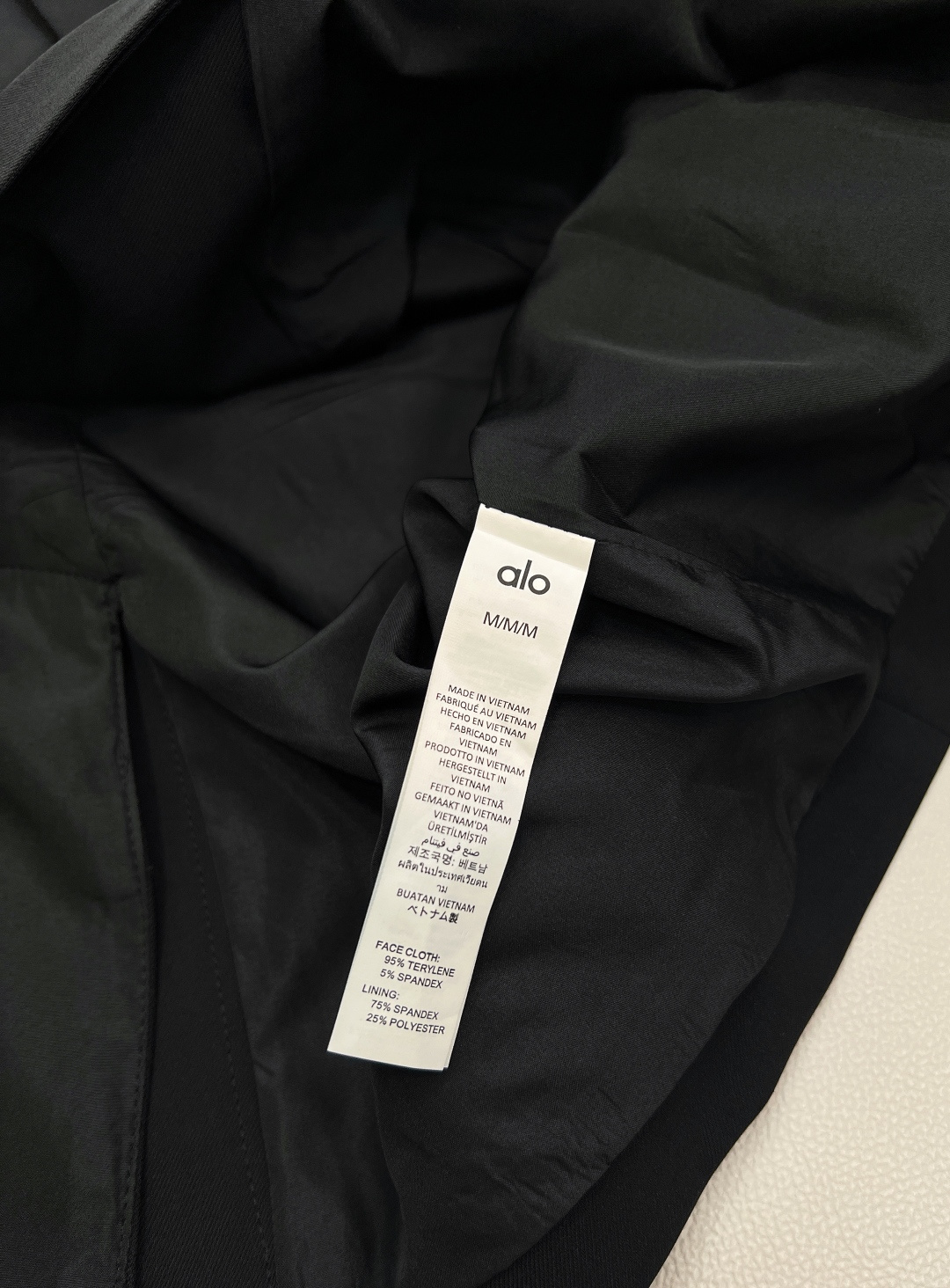 🆕alo早秋简约西服外套。以白、黑、驼三色呈现，简约而不失格调，无论是职场通勤还是日常出街，都能让你轻松