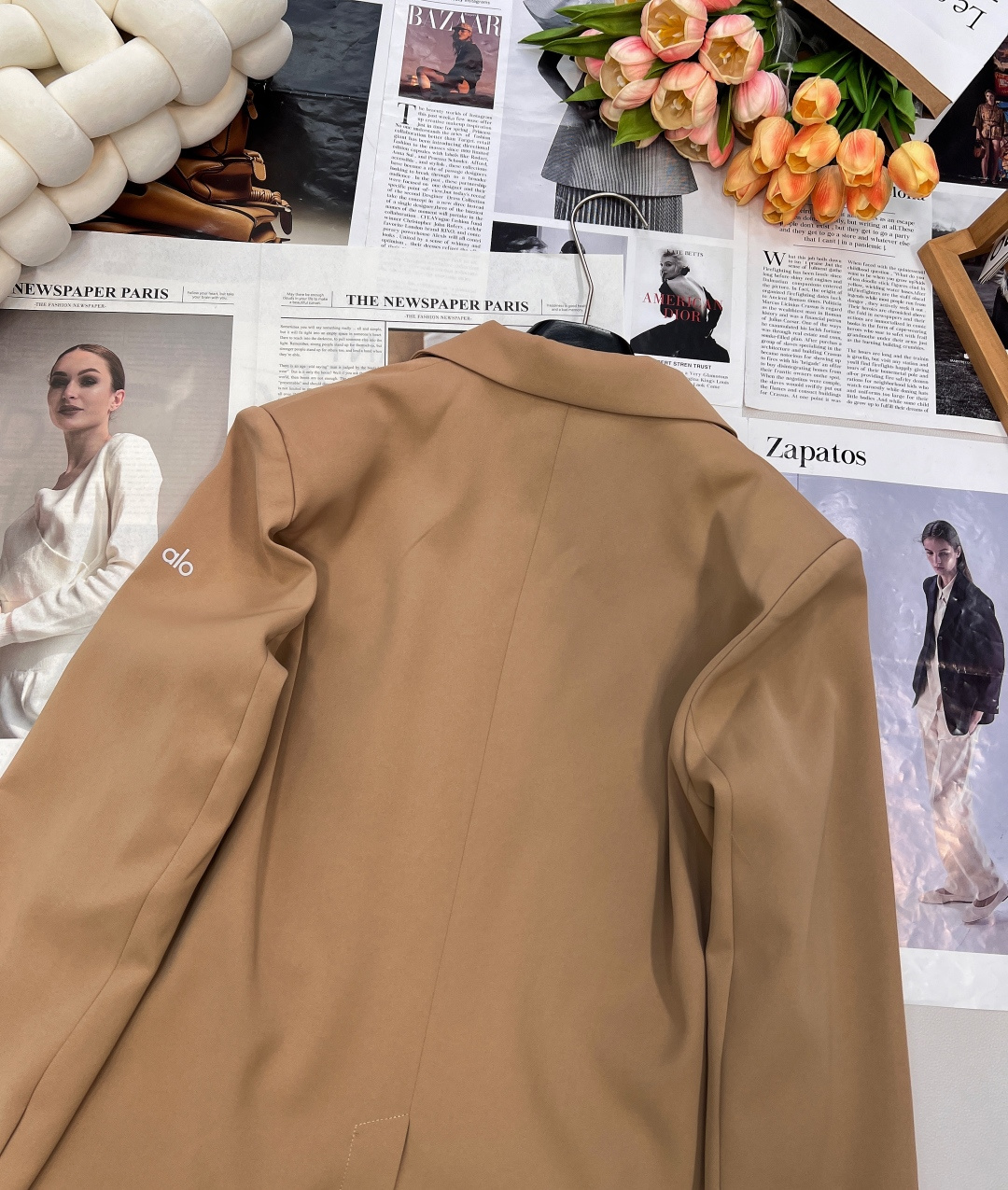 🆕alo早秋简约西服外套。以白、黑、驼三色呈现，简约而不失格调，无论是职场通勤还是日常出街，都能让你轻松