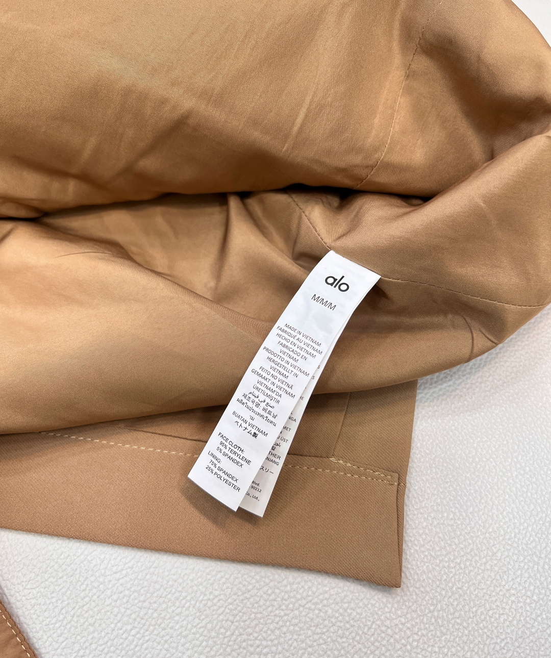 🆕alo早秋简约西服外套。以白、黑、驼三色呈现，简约而不失格调，无论是职场通勤还是日常出街，都能让你轻松