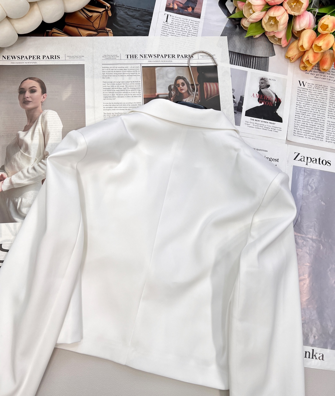 🆕alo一粒扣翻领简约短款西服外套，在时尚圈，简约而不简单的单品总是备受青睐。这款西服外套采用经典的翻领