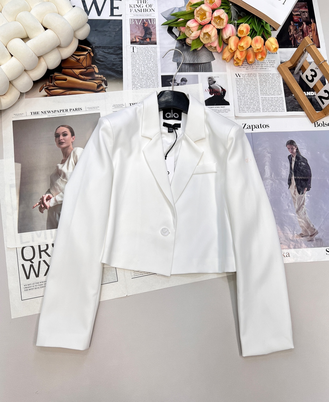 NO:490158,Alo One-button lapel simple short suit jacket, in the fashion circle, simple but not simple items are always favored. This suit jacket adopts a classic lapel design, with simple and smooth lines, which naturally modify the neck lines, set off the face contour, and make the wearer look more energetic and capable. The design of the one-button is simple and elegant, which not only retains the formality of the suit, but also adds a bit of casualness and freedom. The short style is a highlight. It breaks the restraint of traditional long suits, cleverly improves the waistline, lengthens the leg lines, and makes the body proportions more perfect. Whether paired with high-waisted pants or short skirts, it can easily create a sense of long legs.  The classic black and white color scheme is versatile and fashionable. The choice of fabrics has always adhered to high-quality standards. This suit jacket is no exception. The fabric is soft and smooth, comfortable and breathable, and has a good drape, so that the jacket always maintains a crisp shape and is not easy to deform and wrinkle. Whether it is a busy workplace commuting or a leisurely daily trip, you can always maintain a delicate and decent image. Three standards are complete, two colors are out of size sml code, skirts, jackets & coats, alexander wang19860909alo一粒扣翻领简约短款西服外套,在时尚圈,简约而不简单的单品总是备受青睐. 这款西服外套采用经典的翻领设计,线条简洁流畅,能够自然地修饰颈部线条,衬托出脸部轮廓,让穿着者看起来更加精神干练.一粒扣的设计简约大方,既保留了西服的正式感,又增添了几分随性与洒脱 .短款的版型更是一大亮点,它打破了传统长款西服的束缚感,巧妙地提升了腰线,拉长腿部线条,让身材比例更加完美,无论是搭配高腰裤还是短裙,都能轻松打造出大长腿的既视感. 黑白经典配色,百搭又时尚,面料的选择上一直秉持着高品质的标准,这款西服外套也不例外.选用的面料手感柔软顺滑,穿着舒适透气,同时具备良好的垂坠感,让外套始终保持挺括的版型,不易变形起皱.无论是忙碌的职场通勤,还是悠闲的日常出行,都能让你时刻保持精致得体的形象.三标齐全,两色出 尺码sml 编码,,skirts,jackets & coats,alexander wang,Women's clothing