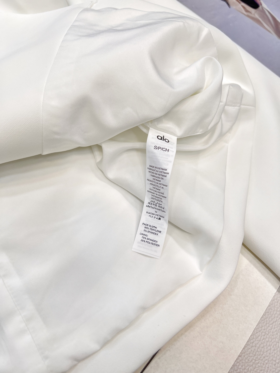 🆕alo一粒扣翻领简约短款西服外套，在时尚圈，简约而不简单的单品总是备受青睐。这款西服外套采用经典的翻领