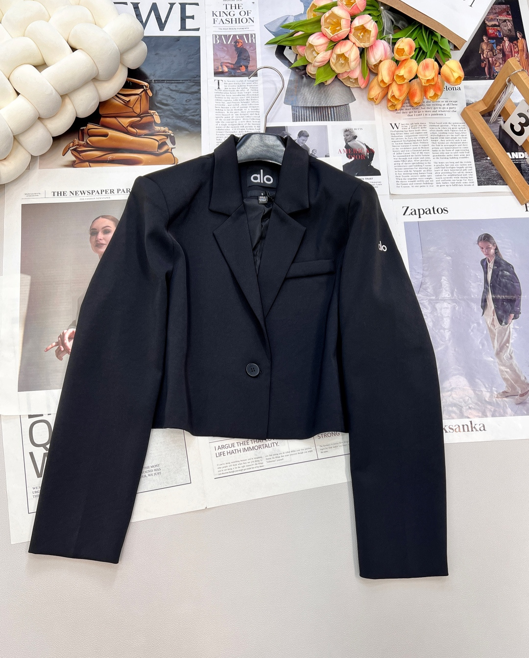 NO:490175,Alo One-button lapel simple short suit jacket, in the fashion circle, simple but not simple items are always favored. This suit jacket adopts a classic lapel design, with simple and smooth lines, which naturally modify the neck lines, set off the face contour, and make the wearer look more energetic and capable. The design of the one-button is simple and elegant, which not only retains the formality of the suit, but also adds a bit of casualness and freedom. The short style is a highlight. It breaks the restraint of traditional long suits, cleverly improves the waistline, lengthens the leg lines, and makes the body proportions more perfect. Whether paired with high-waisted pants or short skirts, it can easily create a sense of long legs.  The classic black and white color scheme is versatile and fashionable. The choice of fabrics has always adhered to high-quality standards. This suit jacket is no exception. The fabric is soft and smooth, comfortable and breathable, and has a good drape, so that the jacket always maintains a crisp shape and is not easy to deform and wrinkle. Whether it is a busy workplace commuting or a leisurely daily trip, you can always maintain a delicate and decent image. Three standards are complete, and two colors are out of size sml code A, skirts, jackets & coats, alexander wang19860909alo一粒扣翻领简约短款西服外套,在时尚圈,简约而不简单的单品总是备受青睐. 这款西服外套采用经典的翻领设计,线条简洁流畅,能够自然地修饰颈部线条,衬托出脸部轮廓,让穿着者看起来更加精神干练.一粒扣的设计简约大方,既保留了西服的正式感,又增添了几分随性与洒脱 .短款的版型更是一大亮点,它打破了传统长款西服的束缚感,巧妙地提升了腰线,拉长腿部线条,让身材比例更加完美,无论是搭配高腰裤还是短裙,都能轻松打造出大长腿的既视感. 黑白经典配色,百搭又时尚,面料的选择上一直秉持着高品质的标准,这款西服外套也不例外.选用的面料手感柔软顺滑,穿着舒适透气,同时具备良好的垂坠感,让外套始终保持挺括的版型,不易变形起皱.无论是忙碌的职场通勤,还是悠闲的日常出行,都能让你时刻保持精致得体的形象.三标齐全,两色出 尺码sml 编码A,,skirts,jackets & coats,alexander wang,Women's clothing