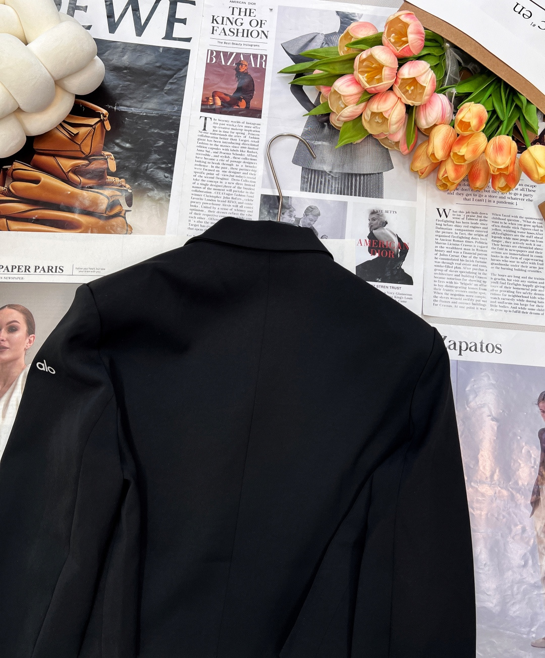 🆕alo一粒扣翻领简约短款西服外套，在时尚圈，简约而不简单的单品总是备受青睐。这款西服外套采用经典的翻领