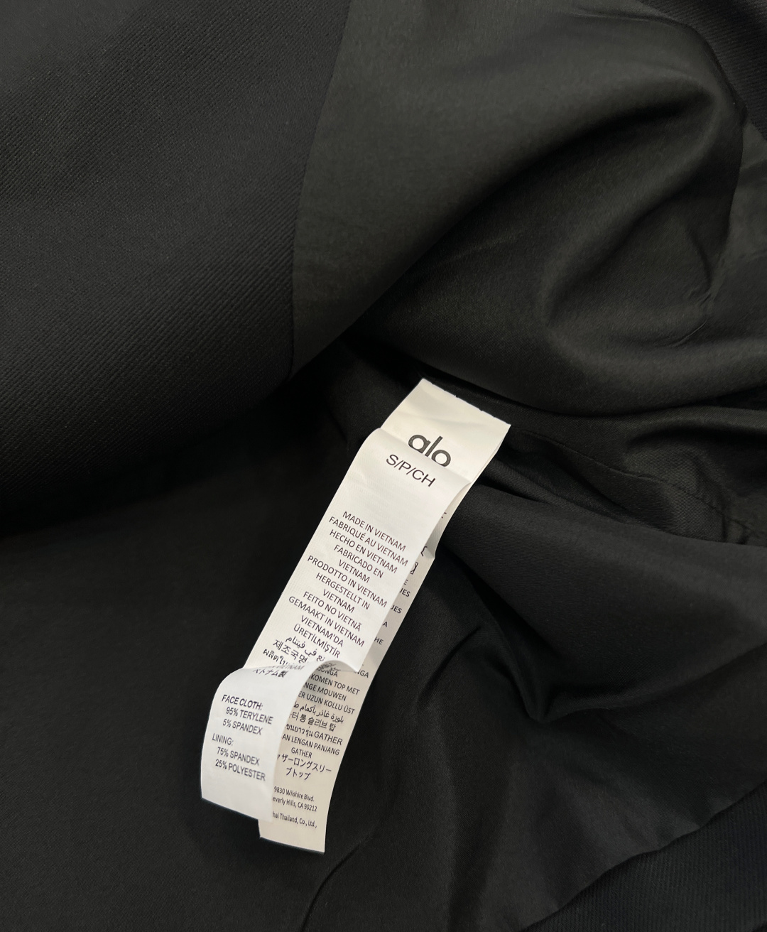 🆕alo一粒扣翻领简约短款西服外套，在时尚圈，简约而不简单的单品总是备受青睐。这款西服外套采用经典的翻领