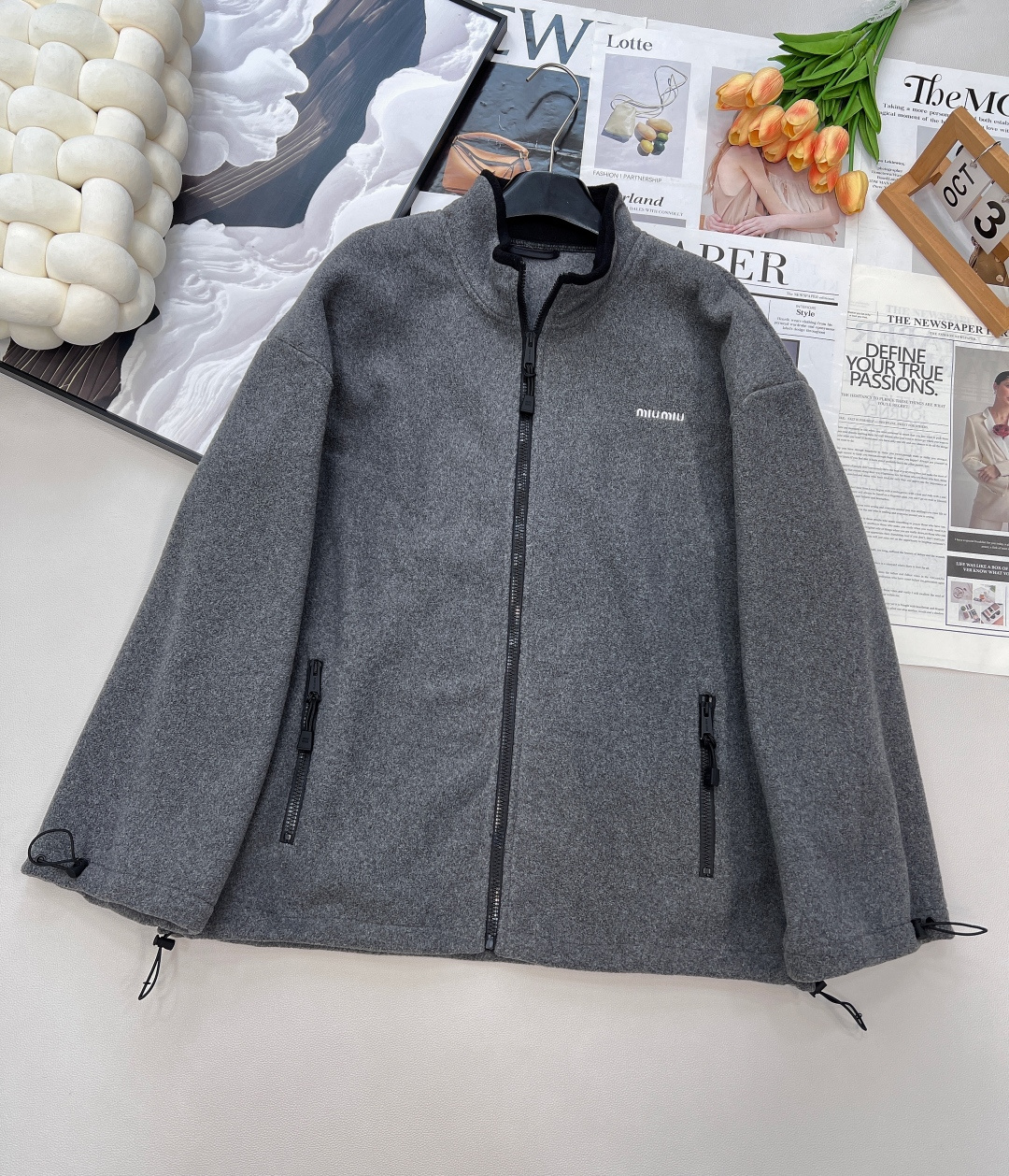 NO:492042,Miumiu2025SS new fleece stand-length contrast color zipper jacket, customized YB imported fleece material, soft and comfortable texture, skin-friendly and warm, seasonal layering, lapel stand-length collar two-wear zipper jacket style, slits are adjusted at will, brand letter logo is incorporated on the chest, collision with the big body, effectively brighten, low-key highlights the brand's personality charm, Zipper pockets and drawstrings increase the sense of leisure and slackness, loose silhouette Oversized, comfortable and fashionable, easy to control whether you travel or leisure and entertainment, fashionable and relaxed, customized surface accessories, complete three standards!  Size sml code, miumiu, versace, jackets & coats, alexander wang19860909Miumiu2025SS新款摇粒绒立领撞色拉链外套,定制YB进口摇粒绒材质 质感柔软舒适 亲肤保暖 换季叠穿 翻领立领两穿拉链外套版型 开衩随意调节 胸前融入品牌字母标识 与大身深色碰撞有效提亮 低调彰显了品牌个性魅力 拉链口袋和抽绳增加休闲松弛感 宽松廓形Oversized 穿搭舒适时尚 无论日常出行还是休闲娱乐 都能轻松驾驭 时尚松弛 定制面辅料 ,三标齐全！ 尺码sml 编码,,miumiu,versace,jackets & coats,alexander wang,Women's clothing