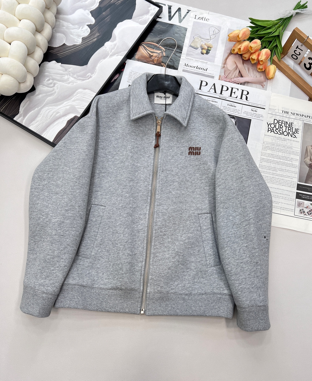 NO:492066,Miumi* 24Fw early autumn new style intellectual fashion overzise big jacket | Exclusive yb development!  High-end production!  Temperament lapel design zipper sweatshirt space cotton, with an amazing upper body!  Retro style sweet girl outfit!  The applique embroidered letter logo is low-key and luxurious!  The imported pure cotton fabric has a great texture. It can be sweet or salty and has a loose style that is versatile and not picky!  Workmanship quality depends on the details. The highest version, the same style for men and women ~ Size sml code, miumiu, hoodie, sweatshirts, jackets & coats, alexander wang19860909Miumi* 24Fw早秋新款 知识分子时髦风overzise大外套丨独家yb开发！高版出品！气质翻领设计拉链卫衣太空棉,版型上身绝绝子！复古风甜妹穿搭！贴布刺绣字母logo低调奢华！进口纯棉面料质感超赞.可甜可盐宽松版型百搭不挑人！做工品质看细节.最高版本,男女同款～ 尺码sml 编码,,miumiu,hoodie,sweatshirts,jackets & coats,alexander wang,Women's clothing