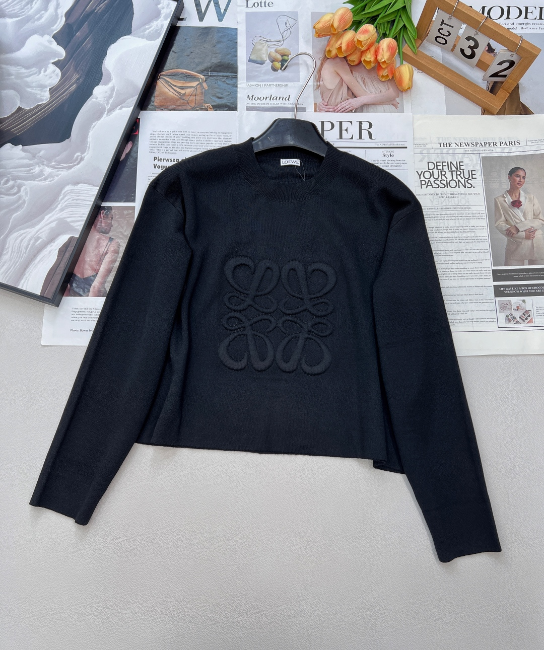 NO:492079,LOEWE wool relief letter pullover sweater, knowable and lazy, cool and soft, simple and high-end Anagram sweater. Commuting and leisure are also suitable, and the effortless minimalist and high-end feel is easy to grasp~ Large products are available in size sml code L,,loewe, sweaters, alexander wang19860909LOEWE羊毛浮雕字母套头毛衣 可知性可慵懒 亦飒亦柔,简单又高级的Anagram毛衣.通勤休闲也都很合适,不费力的极简高级感轻松拿捏住~大货以出 尺码sml 编码L,,loewe,sweaters,alexander wang,Women's clothing