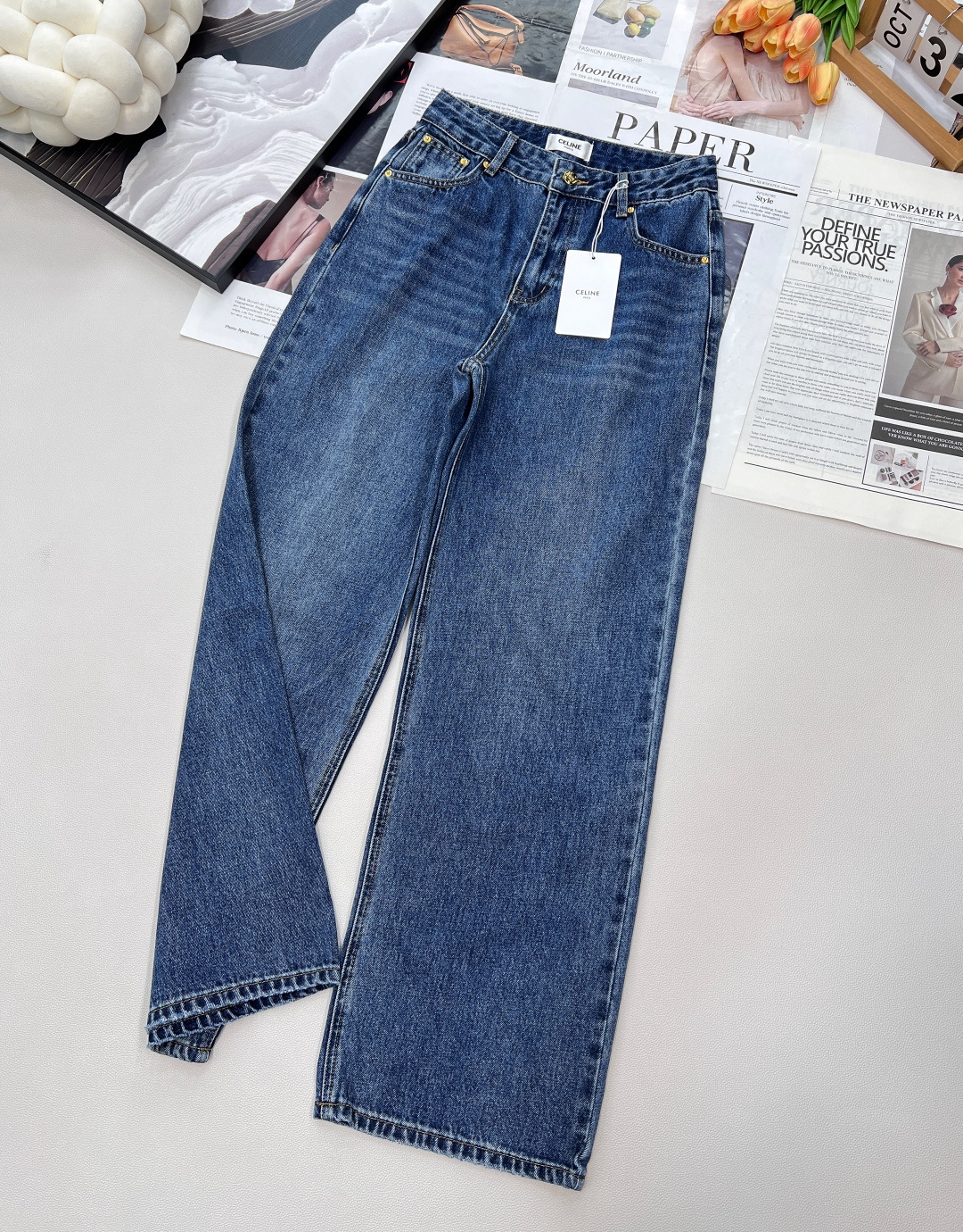 NO:492089,CELINE three-dimensional embroidered logo jeans, the latest series in autumn and winter! Three-dimensional embroidered straight jeans! The color of enzyme-washed cowboys is very high-end, and the style is very good! The upper body is super slimming and long legs, fashionable and versatile, not picky, monochrome!  Large-scale goods are available~ Size sml code, celine, jeans, alexander wang19860909CELINE赛林立体刺绣logo牛仔长裤,秋冬最新系列!立体刺绣直筒牛仔裤!酵素洗水牛仔颜色十分高级,版型质感非常牛!上身超级显瘦显腿长,时髦百搭不挑人,单色！大货出～ 尺码sml 编码,,celine,jeans,alexander wang,Women's clothing