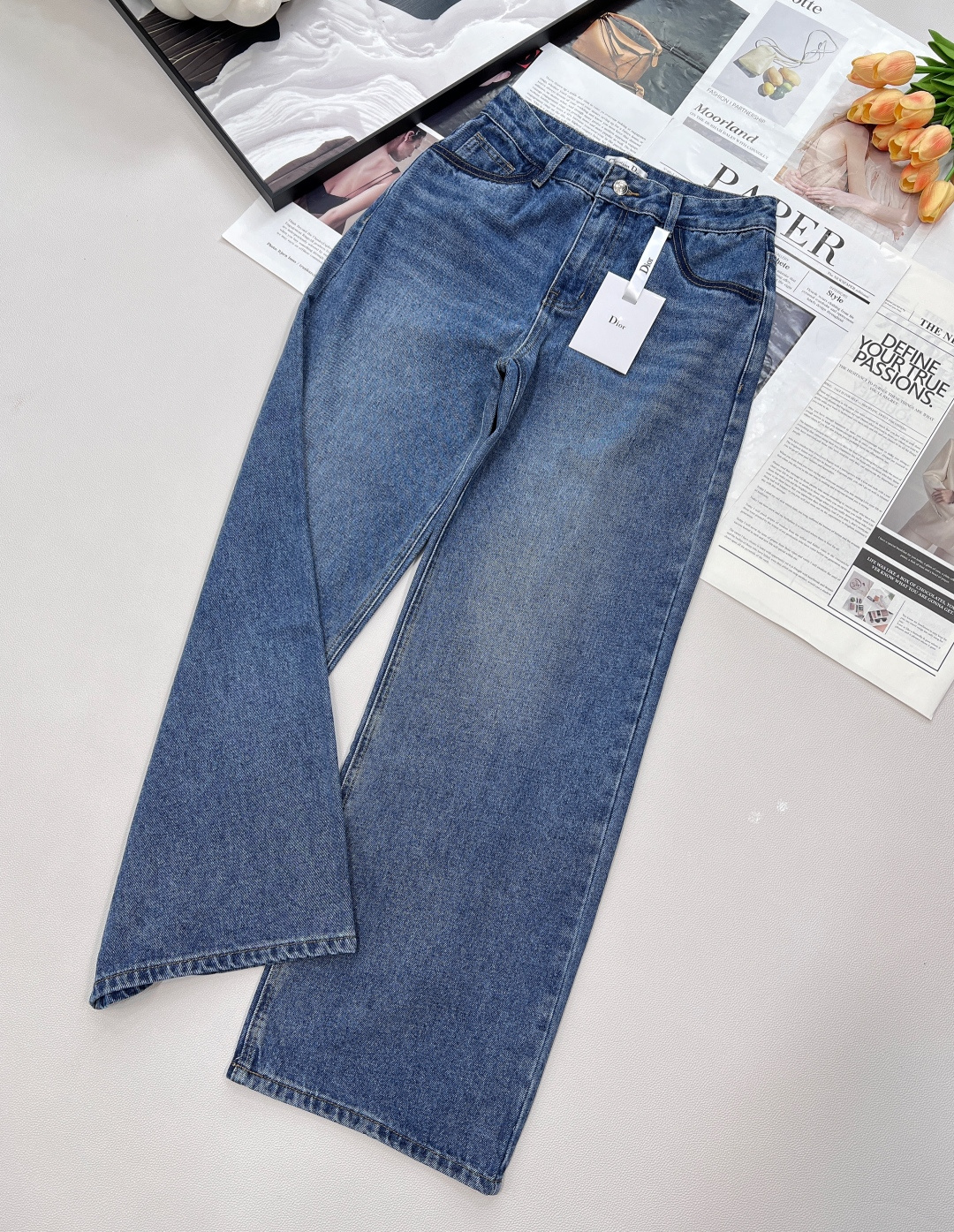 NO:492094,2025 new Dior embossed letter straight jeans, rear pocket embossed Dior logo medium-high waist wide-leg straight jeans, embossed letter design style, customized pure cotton Sailou denim fabric soft and comfortable and strong draping, double enzyme washing blue color, very suitable for early spring matching three standards, large-scale products Size sml editing, dior, jeans, alexander wang198609092025新品Dior压花字母直筒牛仔裤,后口袋压花Dior logo中高腰阔腿直筒版型,压花字母设计风格,定制纯棉赛络纺牛仔面料柔软舒适垂坠感强,双重酵素的洗水蓝颜色 非常合适早春搭配三标齐全,大货出 尺码sml 编,,dior,jeans,alexander wang,Women's clothing