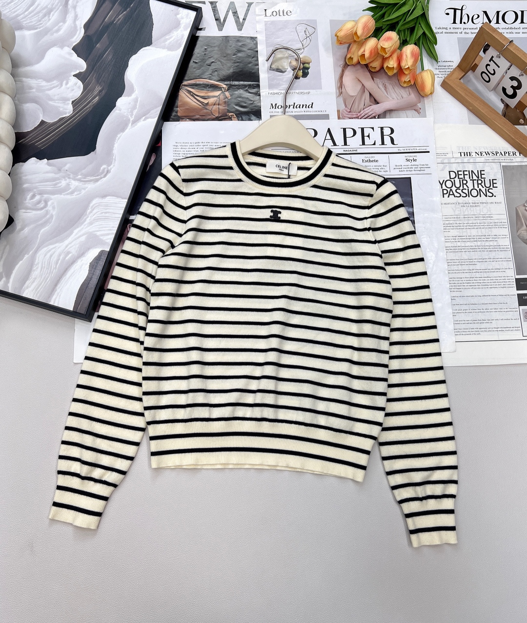 NO:490207,Celine2025 new round neck leather logo knitted striped top, customized YB wool knitted material, soft and delicate, comfortable texture, round neck knitted top, centered neckline Arc decorative, show brand tone, two colors of horizontal stripes, contrasting color design, rich visual effect, increase literary sense, vertical pit pattern elastic fabric, fit the body, the upper body shows simple and high-end, fashionable and fashionable, customized surface accessories, complete three standards, two colors, size sml code,,celine,alexander wang19860909Celine2025新款圆领皮徽标针织条纹上衣,定制YB羊毛针织材质 柔软细腻 质感舒适 圆领针织上衣 领口居中凯旋门标志性徽标装饰 展现品牌调性 通体两色横向条纹撞色设计 丰富视觉效果 增加文艺感 竖坑纹弹力面料 贴合身形 上身尽显简单高级 时髦洋气 定制面辅料 三标齐全,两色出 尺码sml 编码,,celine,alexander wang,Women's clothing