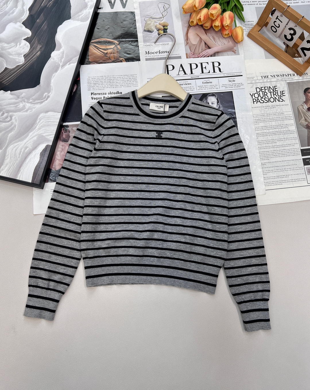 NO:490219,Celine2025 new round neck leather logo knitted striped top, customized YB wool knitted material, soft and delicate, comfortable texture, round neck knitted top, centered neckline Arc decorative, show brand tone, two colors of horizontal stripes, contrasting color design, rich visual effect, increase literary sense, vertical pit pattern elastic fabric, fit the body, the upper body shows simple and high-end, fashionable and fashionable, customized surface accessories, complete three standards, two colors, size sml code,,celine,alexander wang19860909Celine2025新款圆领皮徽标针织条纹上衣,定制YB羊毛针织材质 柔软细腻 质感舒适 圆领针织上衣 领口居中凯旋门标志性徽标装饰 展现品牌调性 通体两色横向条纹撞色设计 丰富视觉效果 增加文艺感 竖坑纹弹力面料 贴合身形 上身尽显简单高级 时髦洋气 定制面辅料 三标齐全,两色出 尺码sml 编码,,celine,alexander wang,Women's clothing