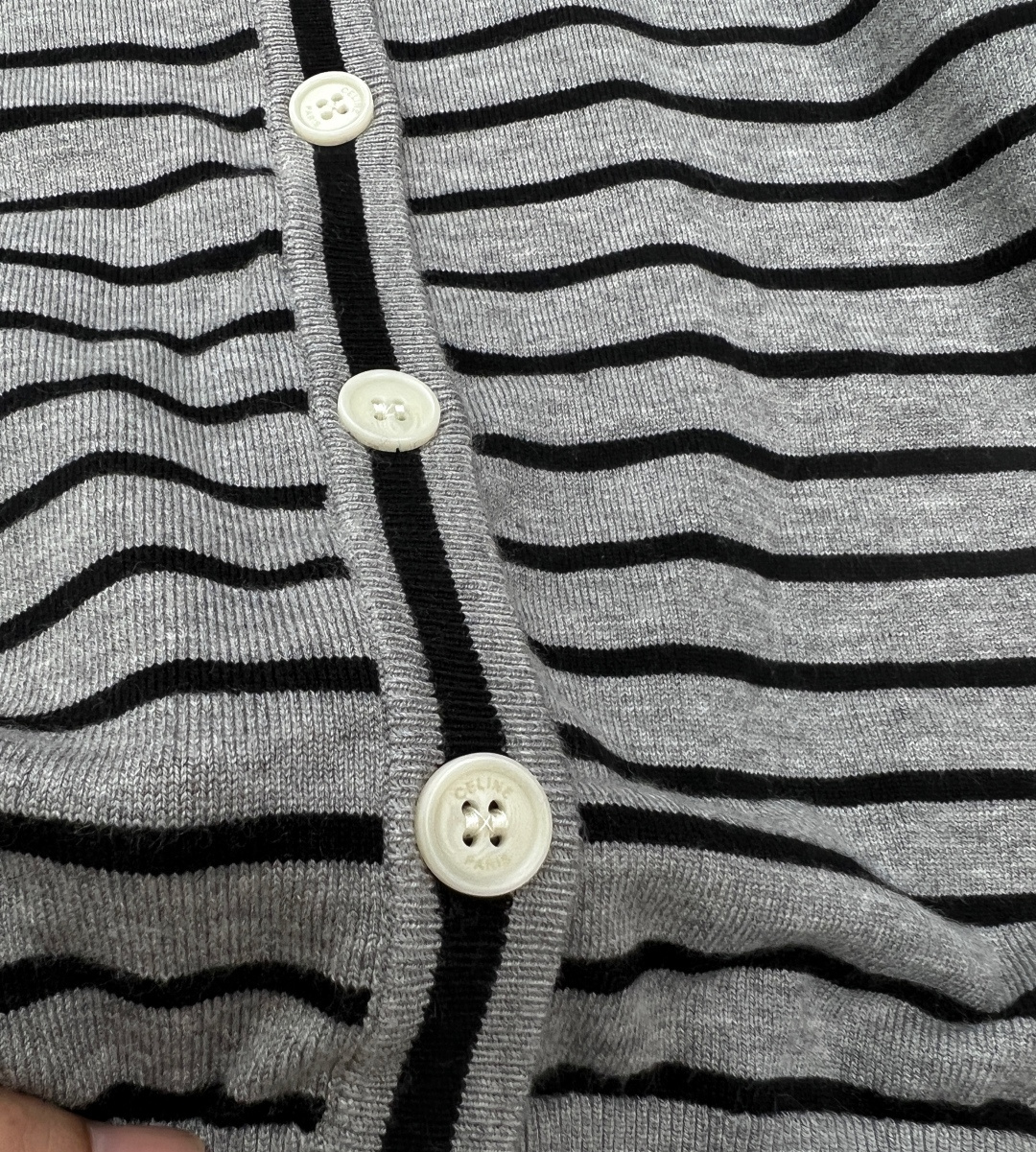 🆕Celine2025新款皮徽标圆领针织条纹开衫，定制YB羊毛针织材质 柔软细腻 质感舒适 圆领开衫剪裁