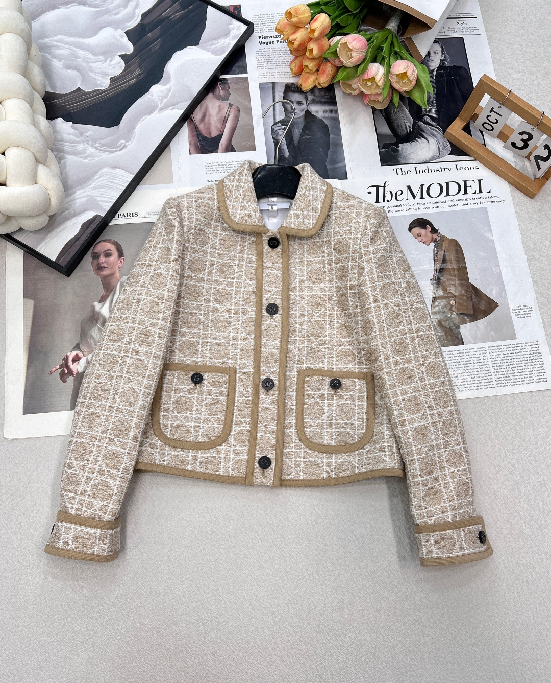 NO:493728,DIOR's new flax plaid lapel jacket with H style and full of aura on the upper body. The full French and British style is simply a must-have for fashionable and exquisite street-breaking. It is an important occasion to enter and exit. It is definitely a must-have item to improve temperament. Custom fabrics, super high quality, full of high-quality, simple and atmospheric, not picky, super elegant, super elegant, the overall cut is very smooth, and the right fit, just like tailor-made!  Paired with shorts and jeans, it gives a fashionable feeling of street photography!  You can also support the countertop when wearing shirts and trousers when entering and leaving formal occasions!  versatile and not picky~ Size sml code D,,dior,shorts,jeans,jackets & coats,shirts,alexander wang19860909DIOR 秋冬新款藤格纹翻领外套 ,H的版型剪裁,上身气场十足 满满的法式英伦风简直就是绝绝子时髦精炸街必备款 出入重要场合 不失格调 绝对是提高气质的必备单品 定制面料 超高品质 满满的高定感 简约大气 不挑人 超显气质 整体裁剪非常流畅 恰到好处的合身感 就像量身定制的一样！搭配短裤、牛仔裤有一种街拍的时髦感！出入正式场合搭衬衫西裤也能撑起台面！百搭不挑人~ 尺码sml 编码D,,dior,shorts,jeans,jackets & coats,shirts,alexander wang,Women's clothing