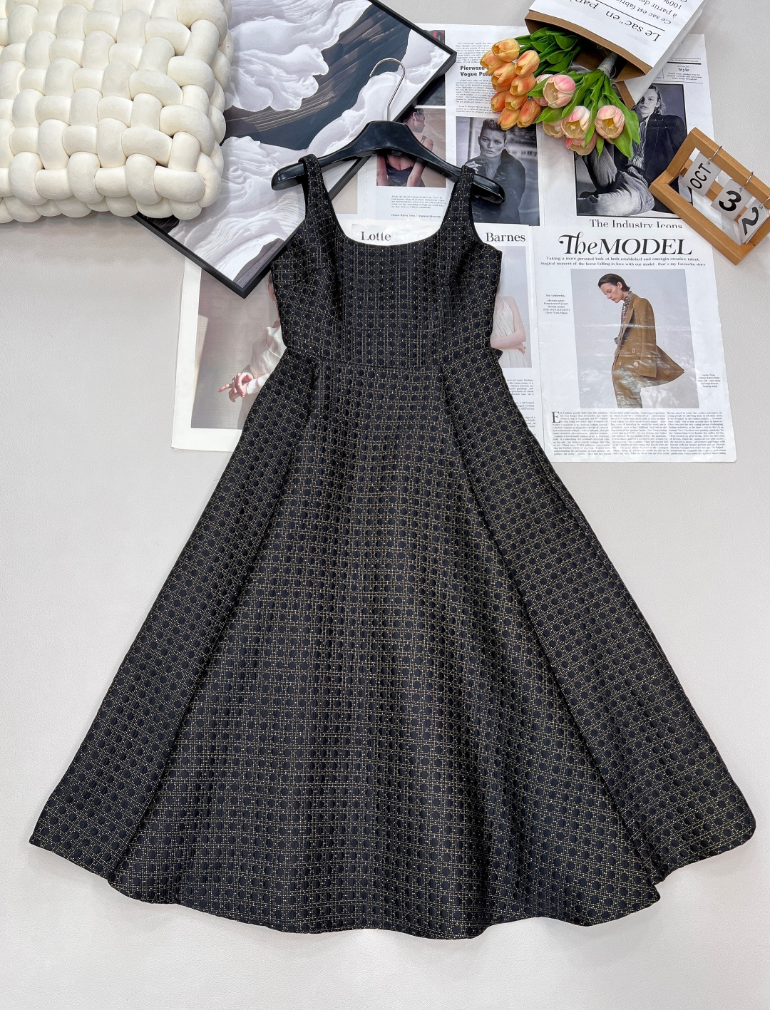 NO:493740,Dior's new black and gold back bow vest dress, intertwined black and gold, outlines the luxury tone. When the deep and mysterious black encounters dazzling gold, a fashionable feast about luxury and style begins. Black, calm and restrained, is a symbol of eternal classics, demonstrating the elegance and atmosphere of the wearer; gold, dazzling and dazzling, has a noble aura, injecting luxurious texture into the overall shape. On this dress, the two colors of black and gold are cleverly intertwined. The black background is like the night sky, and gold is either outlined with exquisite lines or embellished with delicate decorations, like the stars shining in the night sky, showing luxury in a low-key manner. Every detail exudes an irresistible charm, whether it is a brightly lit dinner or a sunny afternoon party, it can easily become the focus.  The vest-style design perfectly shows the beautiful shoulder and neck lines of women, and just reveals a subtle and sexy charm. The exquisite bow on the back is undoubtedly the soul of this dress. When you turn gently, the bow sways gently with the pace, like a lively butterfly, interpreting sweetness and romance to the fullest. It not only adds a playfulness and agility to the overall shape, but also shows the innocence and romance of a girl, allowing the wearer to be more cute and charming while being elegant. Whether it is a workplace beauty or a fashionable socialite, you can show a different style.  The carefully selected high-quality fabric has a silk-like smooth touch, gently fits the skin, bringing an unparalleled comfort experience. At the same time, the fabric has excellent clarity and drape, allowing the skirt to naturally disperse. When walking, the skirt sways and shows elegant temperament. In addition, every detail has been carefully polished, the golden decoration is inlaid and exquisite, and the stitching is fine and neat, all of which show the exquisite craftsmanship of the CD brand and its persistence in quality. The three standards are complete, and the large-scale products are size sml code D,,dior, skirts, alexander wang19860909Dior新款黑金后背蝴蝶结背心连衣裙,黑金交织,勾勒奢华基调,当深邃神秘的黑色邂逅闪耀夺目的金色,一场关于奢华与格调的时尚盛宴就此拉开帷幕.黑色,沉稳而内敛,是永恒经典的象征,彰显着穿着者的优雅与大气；金色,璀璨而夺目,自带高贵气场,为整体造型注入了奢华质感.在这件连衣裙上,黑金两色巧妙交织.黑色的底色宛如夜幕,而金色或以精致的线条勾勒图案,或以细腻的装饰点缀其间 ,仿佛夜空中闪烁的繁星,在低调中尽显奢华,每一处细节都散发着令人难以抗拒的魅力,无论是在灯光璀璨的晚宴,还是在阳光明媚的午后聚会,都能轻松成为焦点. 背心式的设计,完美地展现出女性优美的肩颈线条,恰到好处地流露出含蓄的性感韵味.而后背那精致的蝴蝶结,无疑是这件连衣裙的灵魂所在.当轻轻转身,蝴蝶结随着步伐轻轻摇曳,仿佛一只灵动的蝶,将甜美与浪漫演绎得淋漓尽致.它不仅为整体造型增添了一份俏皮与灵动,更像是在诉说着属于少女的纯真与烂漫,让穿着者在优雅之余,多了几分可爱与娇俏,无论是职场丽人还是时尚名媛,都能借此展现出别样的风情. 精心甄选的高品质面料,有着丝绸般的顺滑触感,轻柔地贴合肌肤,带来无与伦比的舒适体验.同时,面料兼具出色的挺括性与垂坠感,使得裙摆能够自然地散开,行走间,裙摆摇曳生姿,尽显优雅气质.此外,每一处细节都经过了精心打磨,金色装饰的镶嵌牢固且精致,缝线细密而工整,无不彰显着 CD 品牌精湛的工艺水准与对品质的执着坚守.三标齐全,大货出 尺码sml 编码D,,dior,skirts,alexander wang,Women's clothing