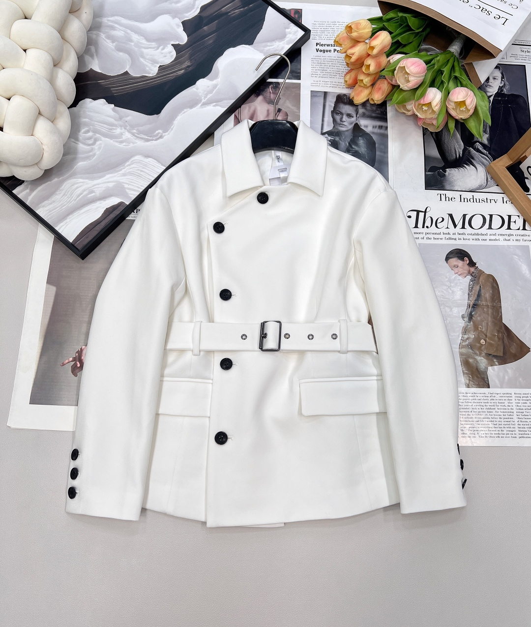 NO:493754,Dior25FW early autumn new belt lapel suit jacket丨Exclusive high-end production!  Classic simple design, neat and elegant lapel style, decently tailored, and well-decorated body shape. The customized letter logo button can be easily controlled whether it is daily going out or working commuting, showing its ability and elegant temperament. The two colors are outstanding and the three standards are complete!  Size sml encoding,,dior,jackets & coats,business suit,alexander wang19860909Dior25FW早秋新款腰带翻领西装外套丨独家高版出品！经典简约设计,翻领款式利落大方,衣身剪裁得体,很好地修饰身形.定制的字母logo扣,无论是日常出街还是职场通勤,都能轻松驾驭,尽显干练与优雅气质.两色出,三标齐全！ 尺码sml 编码,,dior,jackets & coats,business suit,alexander wang,Women's clothing