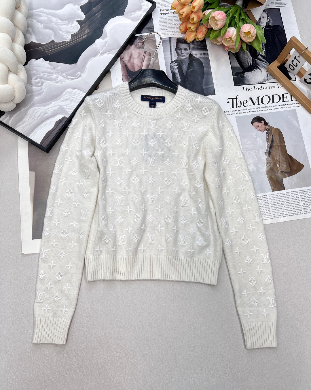 NO:493730,Louis Vuitton 2025 new round neck embroidered knitted pullover sweater Customized YB cashmere yarn woven delicate texture Comfortable wear Round neck knitted pullover sweater cut Full body four-leaf clover logo letter embroidery distribution Show brand tone With edge outlined in the same color scheme to form a collision Matched with elastic fabrics Make fit more slimming versatile styles without picking age skin tone and make it more slack The upper body is fashionable and fashionable Customized face accessories Identify the version, complete three standards, three colors Size sml code, louis vuitton, sweaters, alexander wang19860909Louis Vuitton2025新款圆领刺绣针织套头毛衣 定制YB羊绒纱线织造 质感细腻 穿搭舒适 圆领针织套头毛衣剪裁 通体四叶草徽标字母刺绣分布 展示品牌调性 配合包边以同色系勾勒形成碰撞 搭配弹性十足的面料 贴合身型更显瘦 百搭款式不挑年龄肤色 更显松弛 上身时髦洋气 定制面辅料 认准版本 ,三标齐全,三色出 尺码sml 编码,,louis vuitton,sweaters,alexander wang,Women's clothing