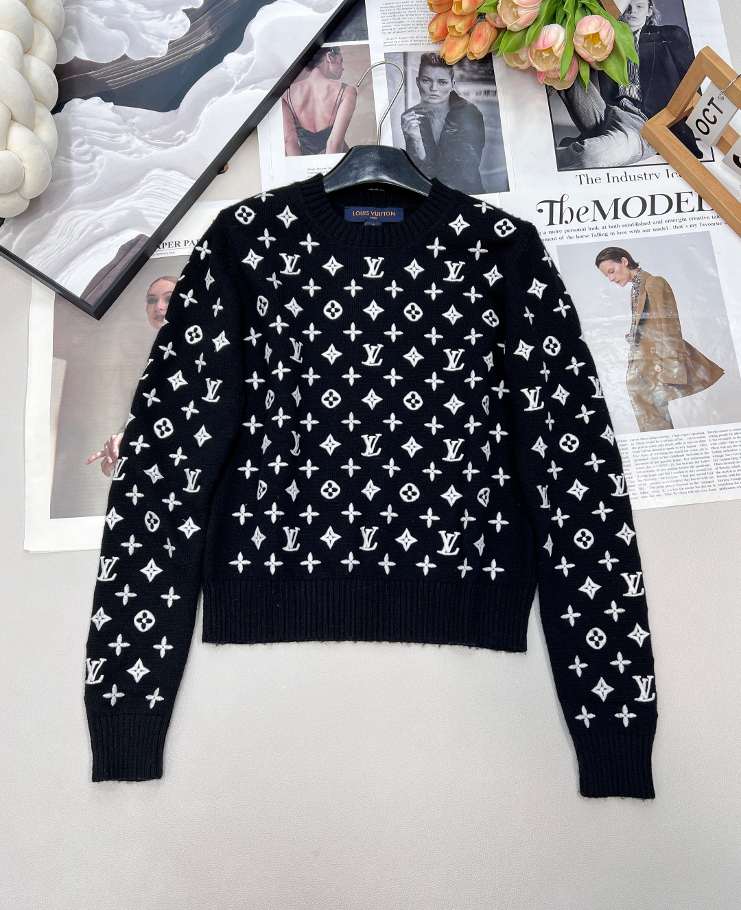 NO:493756,Louis Vuitton 2025 new round neck embroidered knitted pullover sweater Customized YB cashmere yarn woven delicate texture Comfortable wear Round neck knitted pullover sweater cut Full body four-leaf clover logo letter embroidery distribution Show brand tone With edge outlined in the same color scheme to form a collision Matched with elastic fabrics Make fit more slimming versatile styles not picky about age skin tone and make it more slack The upper body is fashionable and fashionable Customized face accessories Identify the version, complete three standards, three colors Size sml code L,,louis vuitton,sweaters,alexander wang19860909Louis Vuitton2025新款圆领刺绣针织套头毛衣 定制YB羊绒纱线织造 质感细腻 穿搭舒适 圆领针织套头毛衣剪裁 通体四叶草徽标字母刺绣分布 展示品牌调性 配合包边以同色系勾勒形成碰撞 搭配弹性十足的面料 贴合身型更显瘦 百搭款式不挑年龄肤色 更显松弛 上身时髦洋气 定制面辅料 认准版本 ,三标齐全,三色出 尺码sml 编码L,,louis vuitton,sweaters,alexander wang,Women's clothing