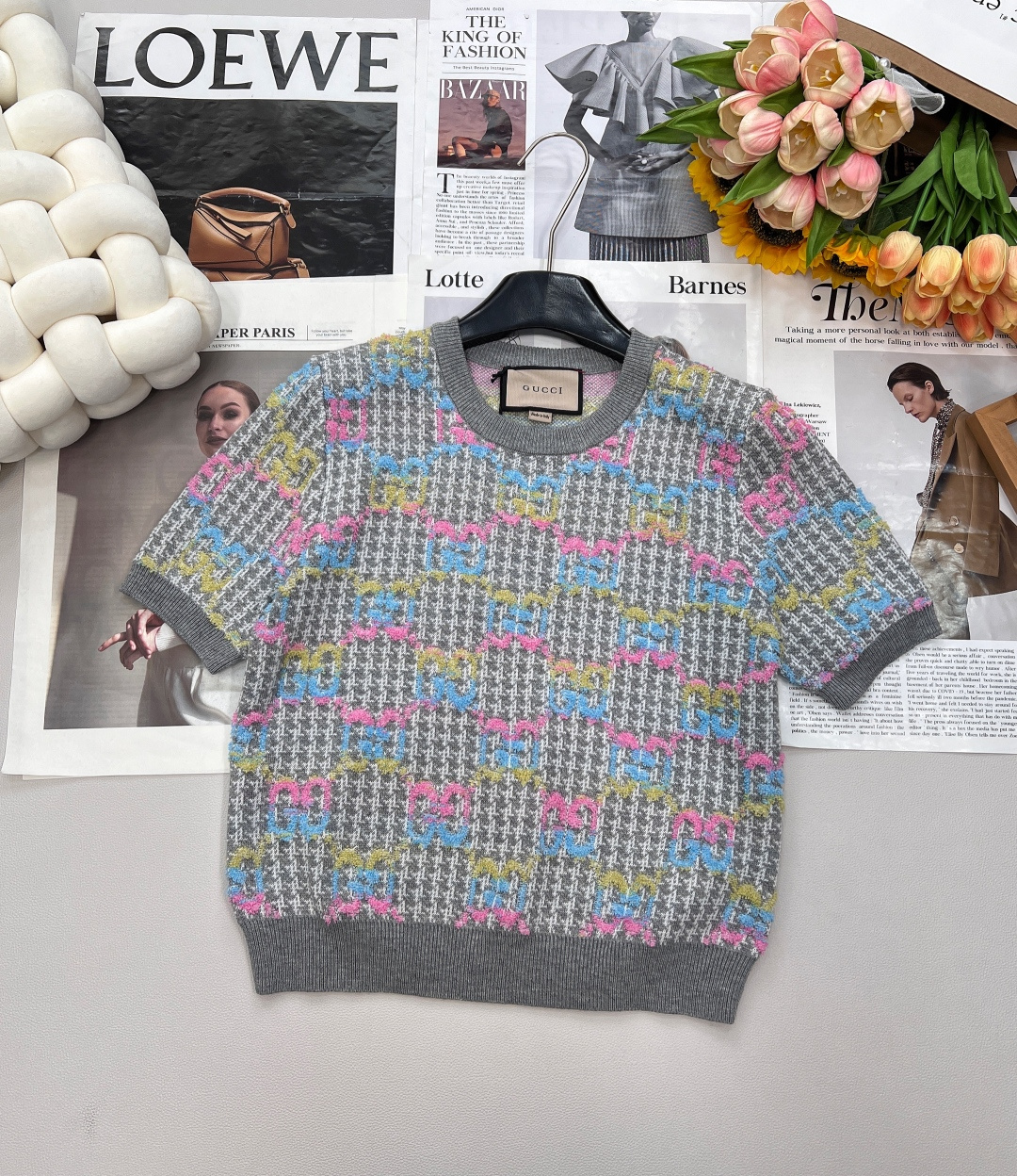 NO:492175,GUCCI Colored Double G Jacquard Sweater Short Sleeve Romantic Retro, Elegant Blooming The iconic GUCCI Double G pattern incorporates delicate jacquard knitted, low-key showing luxury genes, and color tones add gentle girlishness to create effortless high-end fashion. Fresh tones softly and whiten, easily brighten skin tones. Whether paired with high-waisted jeans or elegant skirts, they can instantly illuminate the overall shape, which can be salty or sweet. Very exquisite three-dimensional double G jacquard, girlish heart, youthful vitality, very high-end color matching. A gentle temperament alone, a suit jacket inside adds a capable aura. From date to commuting, a piece of easy to control different occasions has become an indispensable texture item in the wardrobe. Three standards are complete, large-scale products are available SML code, gucci, skirts, jeans, jackets &  coats, T-shirt, business suit, alexander wang19860909GUCCI 彩色双G提花针织衫短袖 浪漫复古,优雅绽放 标志性GUCCI双G图案融入细腻提花针织,低调彰显奢华基因,彩色调更添温柔少女感,打造不费力的高级时髦.  清新色调柔和显白,轻松提亮肤色,无论是搭配高腰牛仔裤还是优雅半裙,都能瞬间点亮整体造型,可盐可甜.  非常精致的立体双G提花,少女心爆棚,青春活力,很高级的配色 单穿温柔气质,内搭西装外套又添干练气场,从约会到通勤,一件轻松驾驭不同场合,成为衣橱不可或缺的质感单品. 三标齐全,大货出 尺码sml 编码,,gucci,skirts,jeans,jackets & coats,T-shirt,business suit,alexander wang,Women's clothing