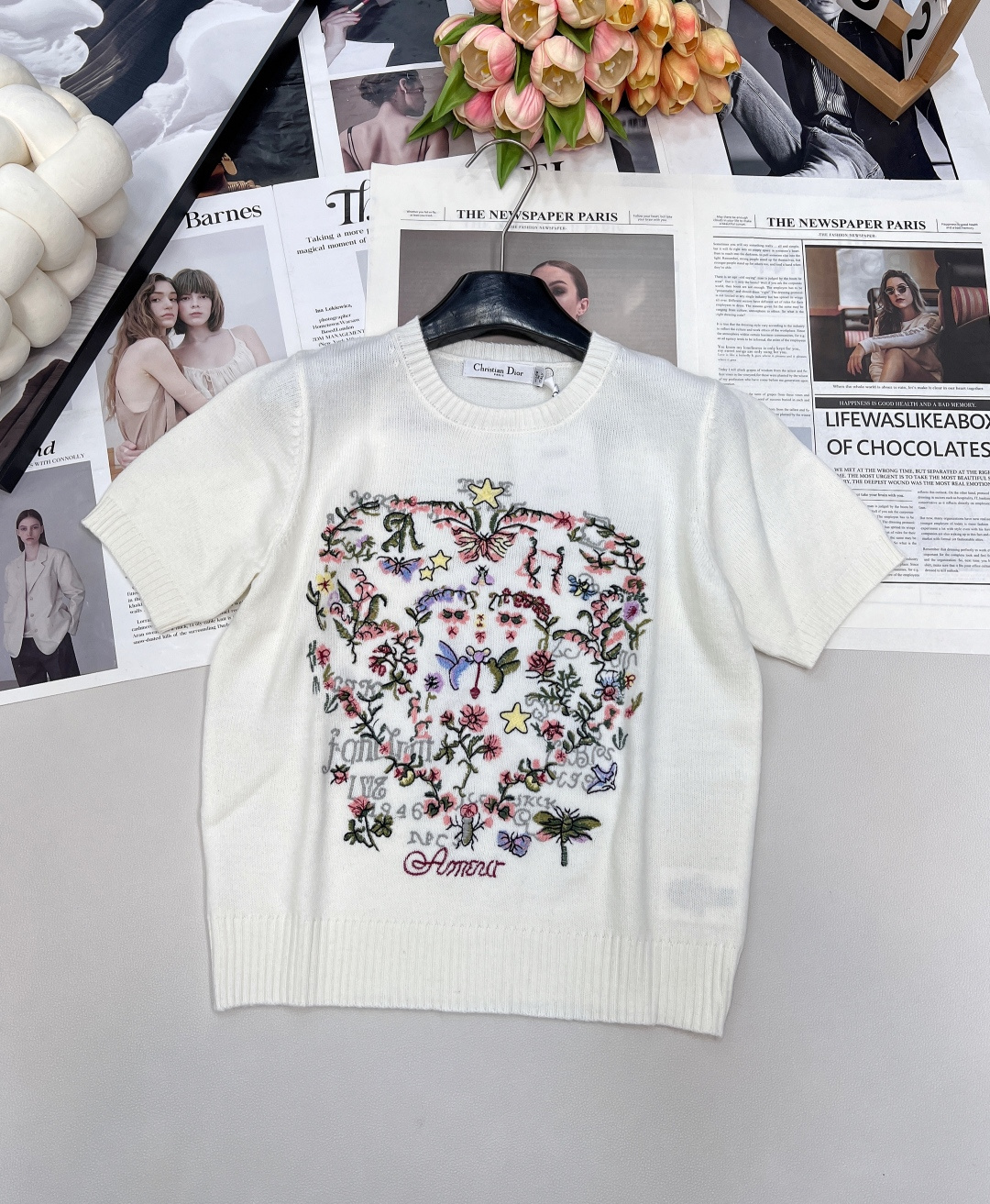 NO:493795,DIOR early spring new heavy industrial embroidery Valentine's Day series knitted short sleeves, the same style in the counter!  High-end fashionable and heavy-duty embroidered knitted sweater short sleeves. Every detail reveals exquisiteness. This piece really reveals a touch of exquisiteness. It looks good when worn alone. The upper body is soft and comfortable. Playful and age-reducing and noble. Whoever wears it looks good. The temperament is versatile. Shows sweet and elegant ladylike temperament. The noble girl's outfit is gentle and white moonlight. The daughter's short sleeves that people will fall in love with at a glance. The three-standard short sleeves are complete, and the large product is available. Size sml code D, dior, sweaters, T-shirt, alexander wang19860909DIOR 早春新款重工刺绣情人节系列针织短袖,专柜同款！高定时髦感重工刺绣针织毛衣短袖 每一个细节都透露着精致这件真的透露着丝丝精致的感觉 内搭还是单穿都好看 上身柔软舒适 俏皮减龄又贵气 谁穿谁好看 气质百搭 尽显甜美优雅淑女气质 贵气千金穿搭温柔白月光 让人一眼就会爱上的千金小短袖‘三标齐全,大货出 尺码sml 编码D,,dior,sweaters,T-shirt,alexander wang,Women's clothing