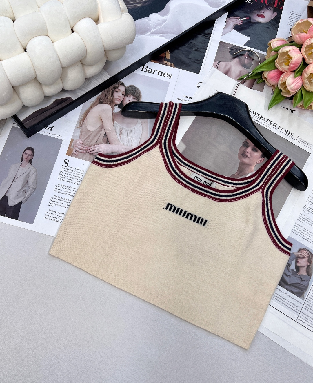 miumiu徽标式logo针织背心上衣，别看小小的一件背心，做工面料一点都不差，做工走线细腻，面料绵糯柔