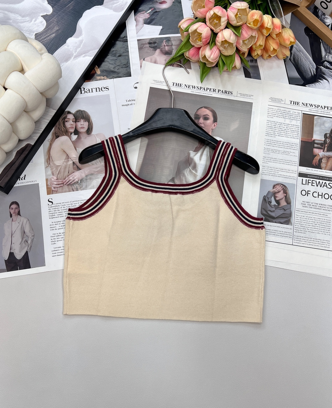 miumiu徽标式logo针织背心上衣，别看小小的一件背心，做工面料一点都不差，做工走线细腻，面料绵糯柔