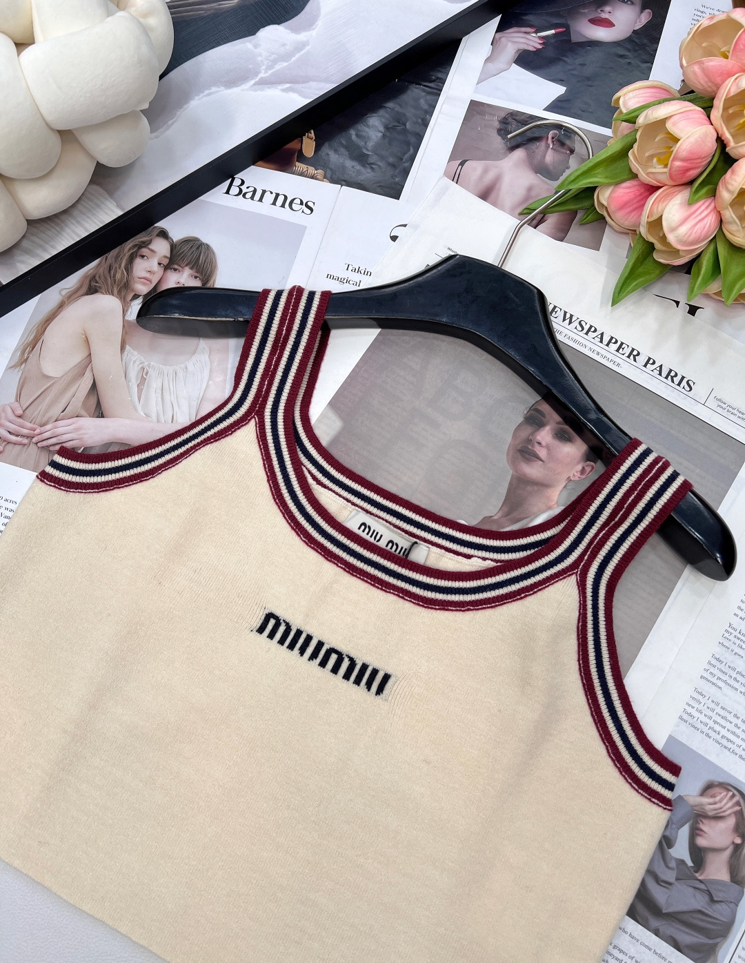 miumiu徽标式logo针织背心上衣，别看小小的一件背心，做工面料一点都不差，做工走线细腻，面料绵糯柔