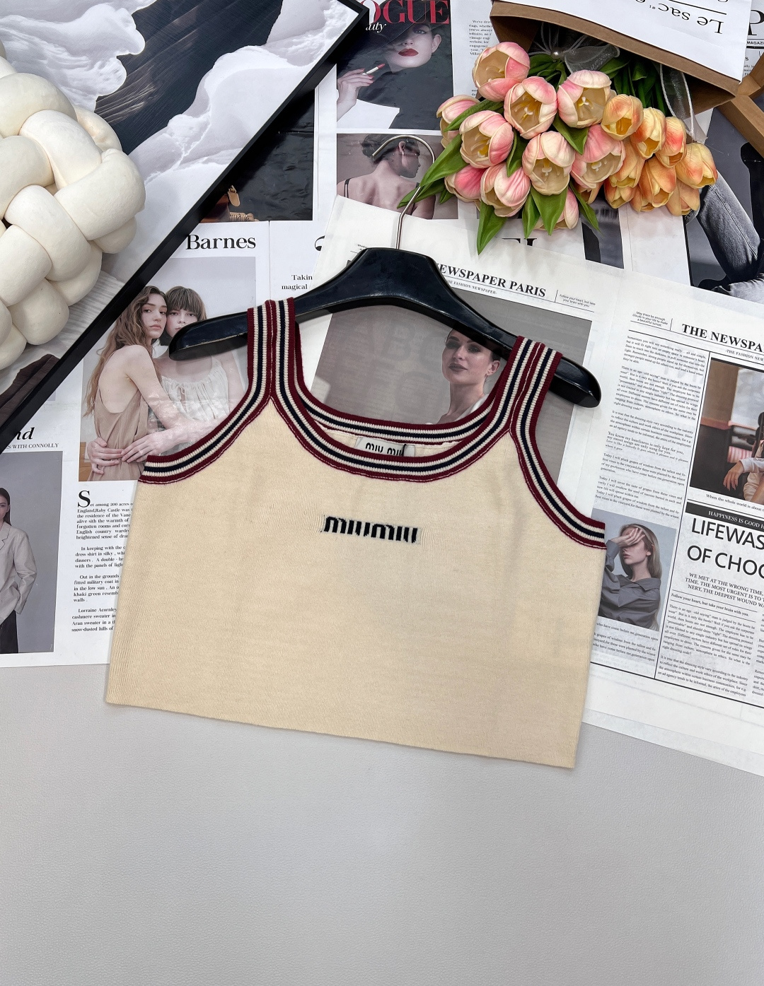 NO:493807,Miumiu logo knitted vest top, don’t look at a small vest, the workmanship is not bad at all, the workmanship is delicate, the fabric is soft and soft, and the touch is as smooth as the baby’s skin when worn close to the body~ The brand logo embroidery on the chest is three-dimensional and stylish, and the horizontal stripes on the cufflinks and neckline add a touch of color!  A slim fit style, but the overall body is not restrained, so you can easily wear a good figure!  The U-neck design is neither deep nor shallow, with a long neck line drawing, cool and charming collarbone, and the shoulder strap is twice as wide as the regular model!  It is easy to cover the side breasts and modify the shoulder shape. You don’t have to worry about exposing yourself if you wear them alone!  Fashion items with a high return rate on the street, inspired by the college style, full of tone on the upper body~ Size sml code, miumiu, alexander wang19860909miumiu徽标式logo针织背心上衣,别看小小的一件背心,做工面料一点都不差,做工走线细腻,面料绵糯柔软,贴身穿着触感如婴儿肌肤一般丝滑～ 胸前品牌logo刺绣,立体有型,袖扣和领口的横条纹增添了一抹色彩！ 修身版型,但是整体上身没有束缚感,可以轻松穿出好身材！ 不深不浅的U领设计,拉长脖颈线图,清凉又展示迷人锁骨, 肩带是比常规款加宽了一倍！很好遮住副乳,修饰肩型,单穿也不用担心走光！ 出街回头率超高的时尚单品,灵感源自学院风格,上身充满腔调～ 尺码sml 编码,,miumiu,alexander wang,Women's clothing