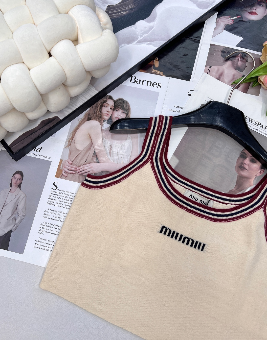 miumiu徽标式logo针织背心上衣，别看小小的一件背心，做工面料一点都不差，做工走线细腻，面料绵糯柔