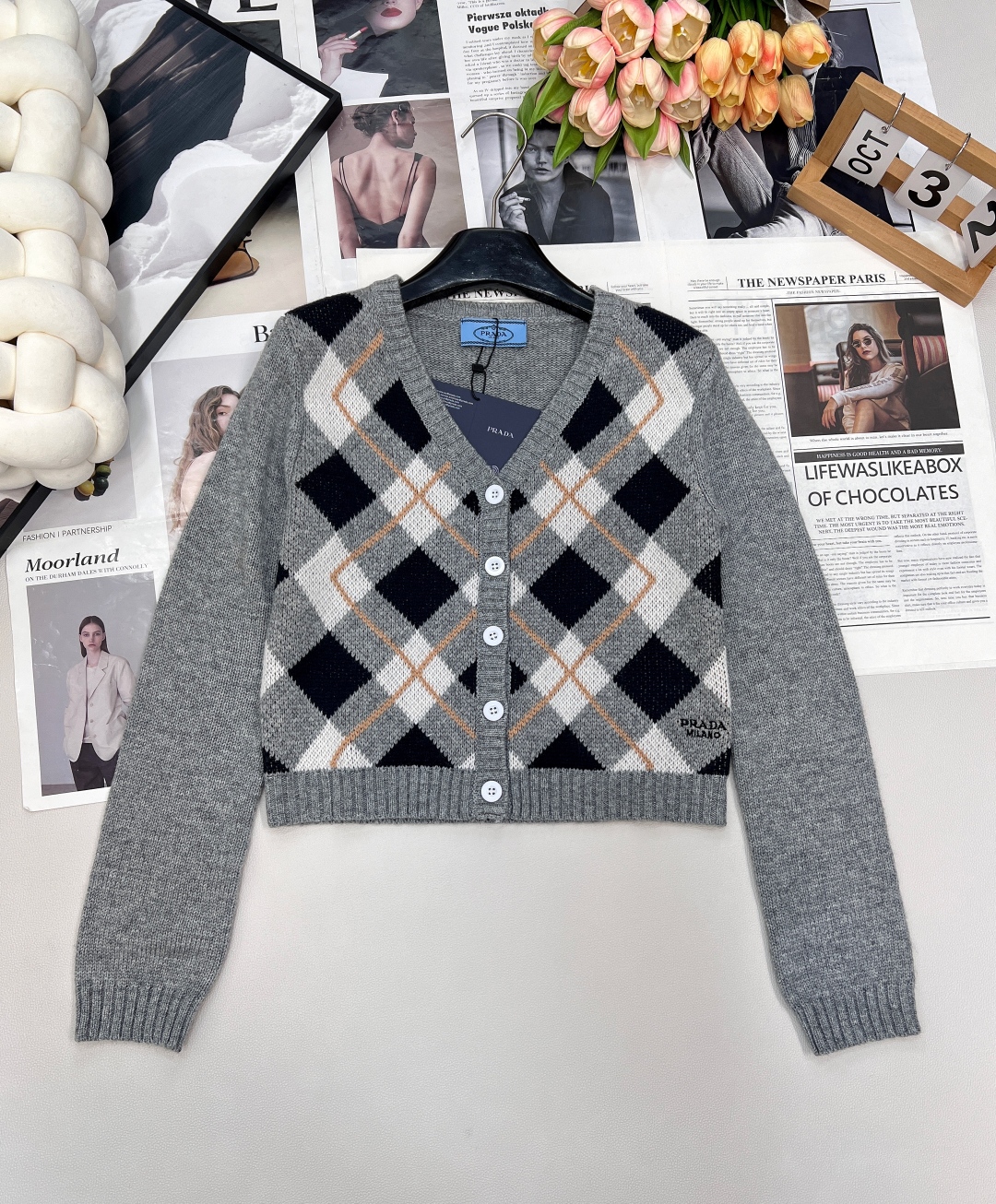 🆕Prada2025新款菱格针织V领开衫，定制YB羊毛纱线织造 质感细腻 柔软舒适 V领针织开衫剪裁 领