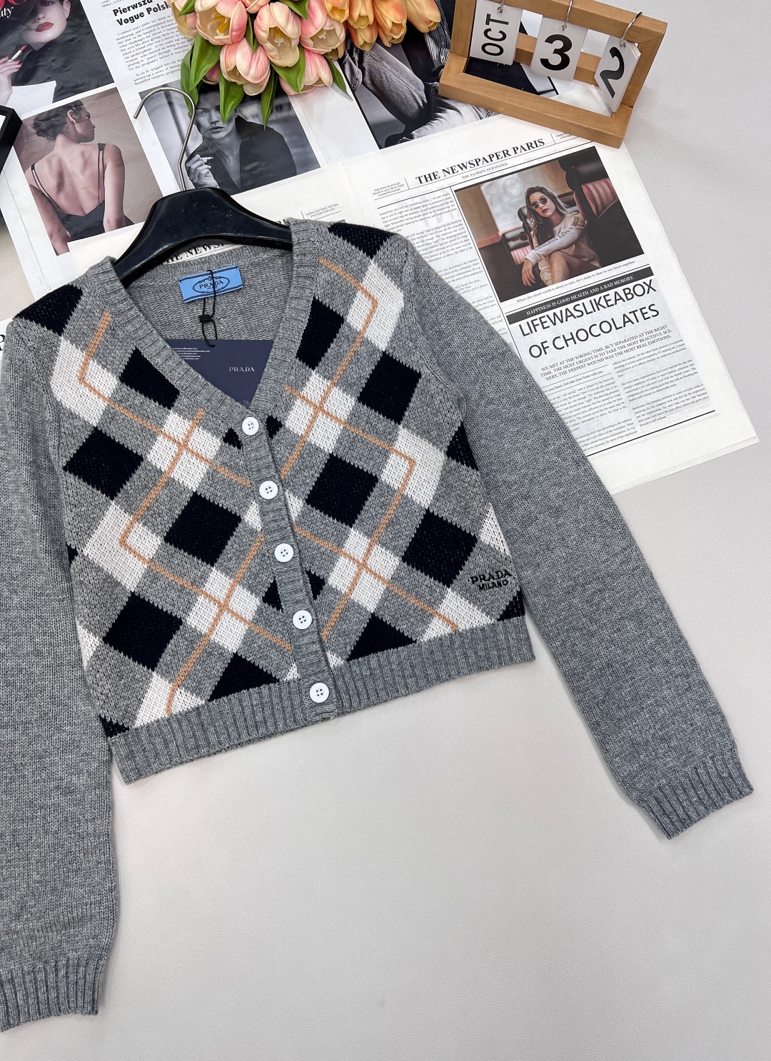🆕Prada2025新款菱格针织V领开衫，定制YB羊毛纱线织造 质感细腻 柔软舒适 V领针织开衫剪裁 领