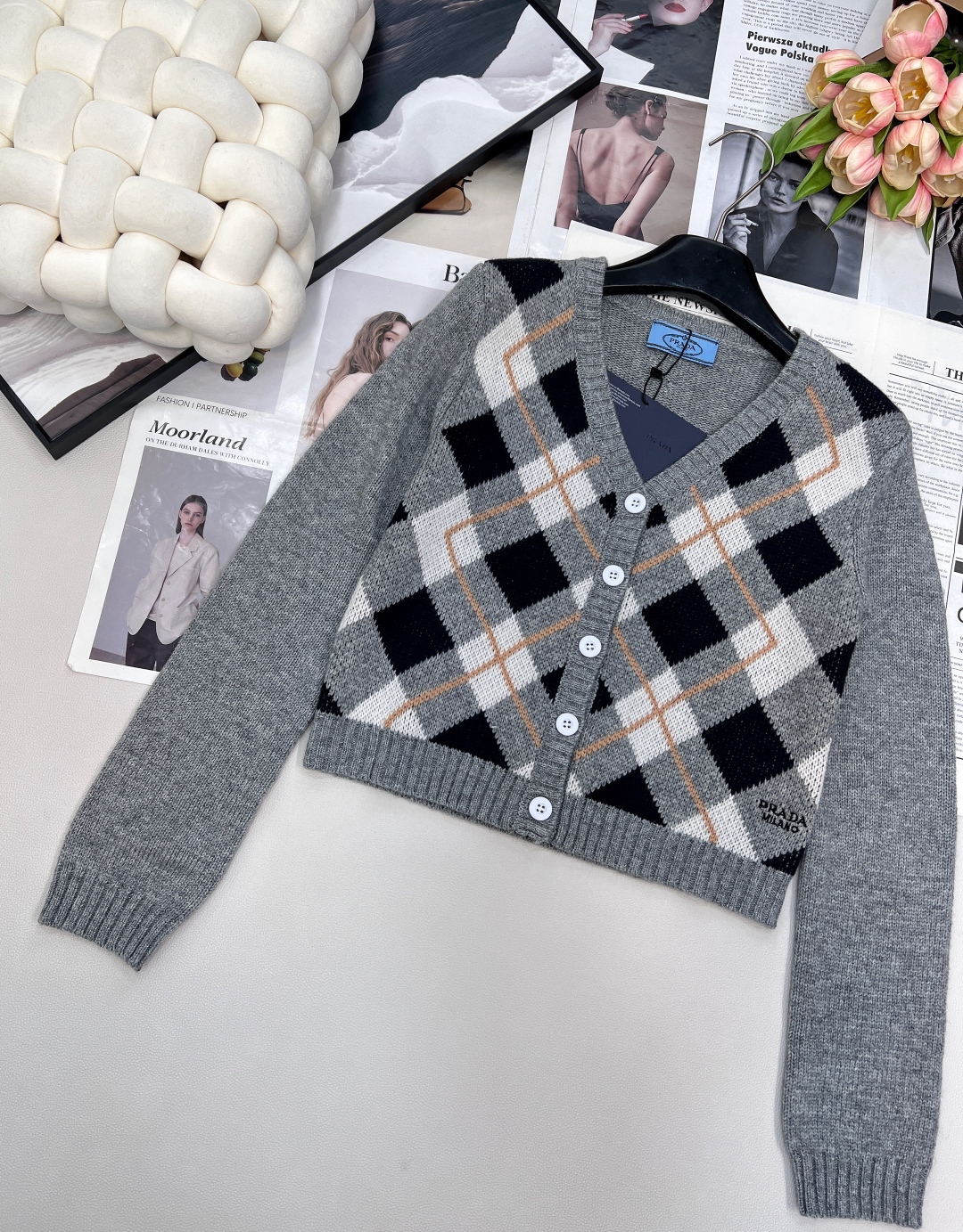 🆕Prada2025新款菱格针织V领开衫，定制YB羊毛纱线织造 质感细腻 柔软舒适 V领针织开衫剪裁 领