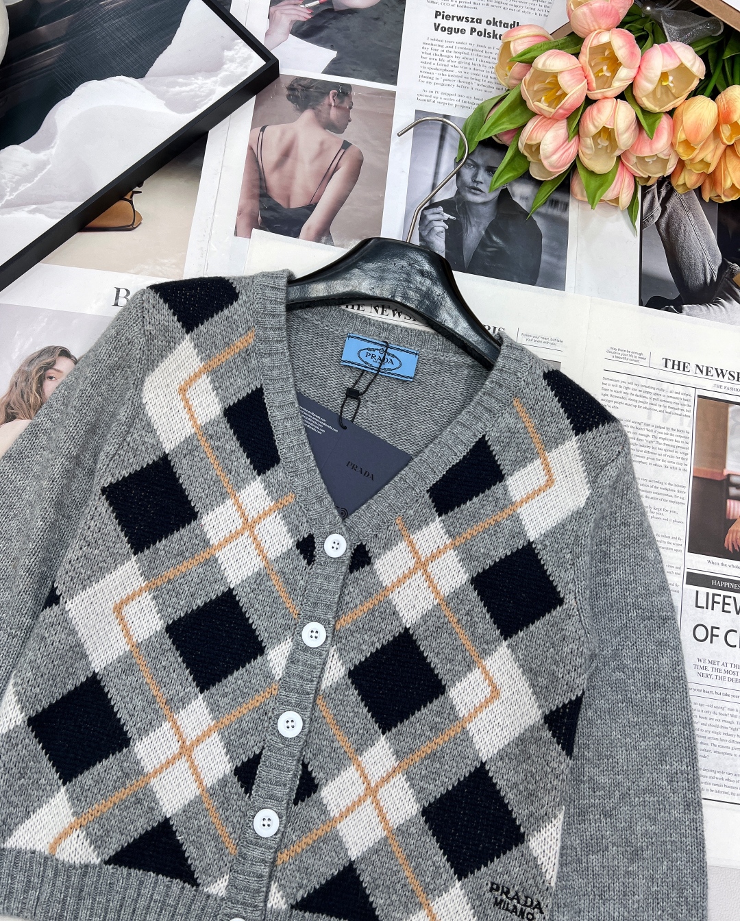 🆕Prada2025新款菱格针织V领开衫，定制YB羊毛纱线织造 质感细腻 柔软舒适 V领针织开衫剪裁 领