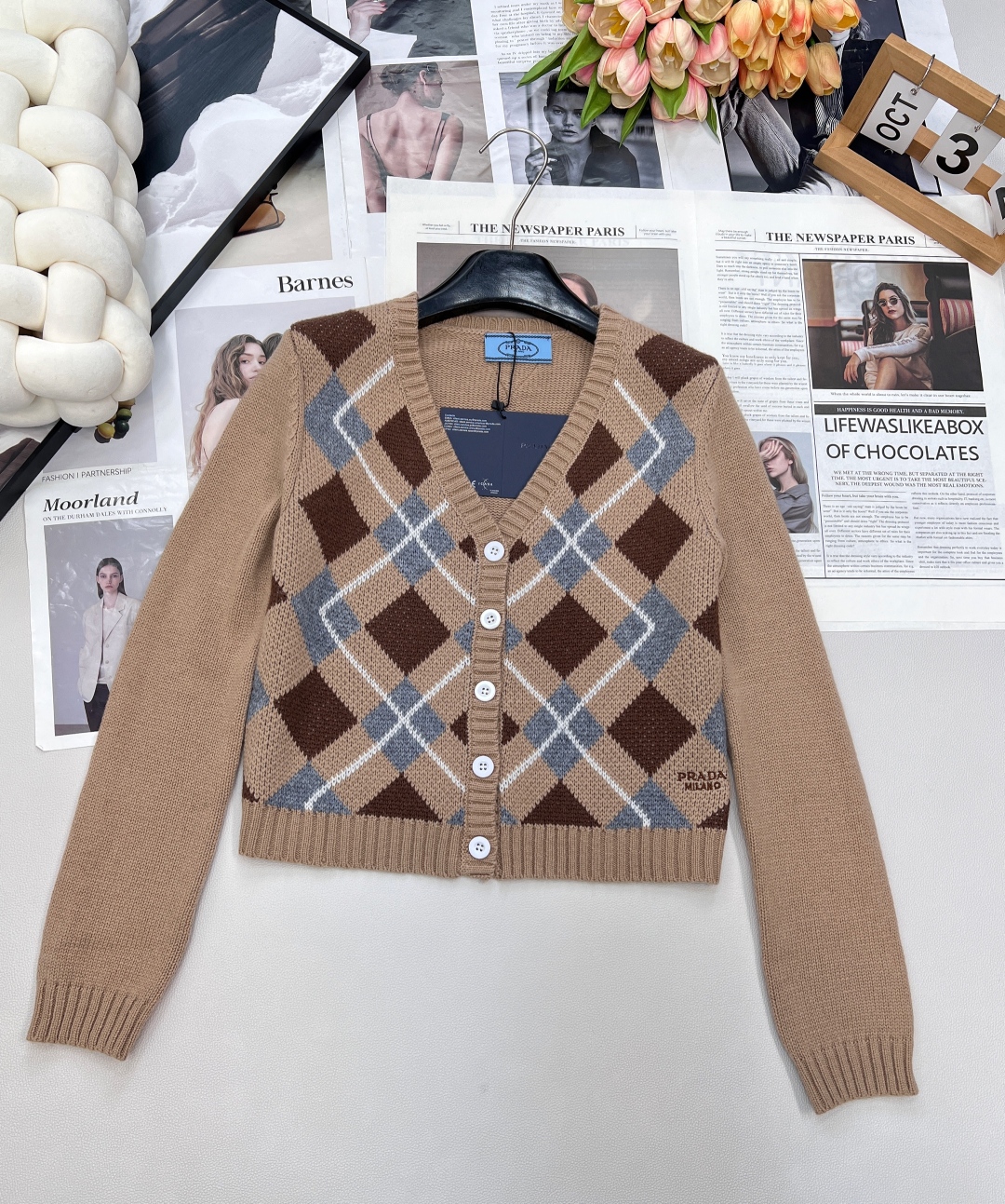 🆕Prada2025新款菱格针织V领开衫，定制YB羊毛纱线织造 质感细腻 柔软舒适 V领针织开衫剪裁 领