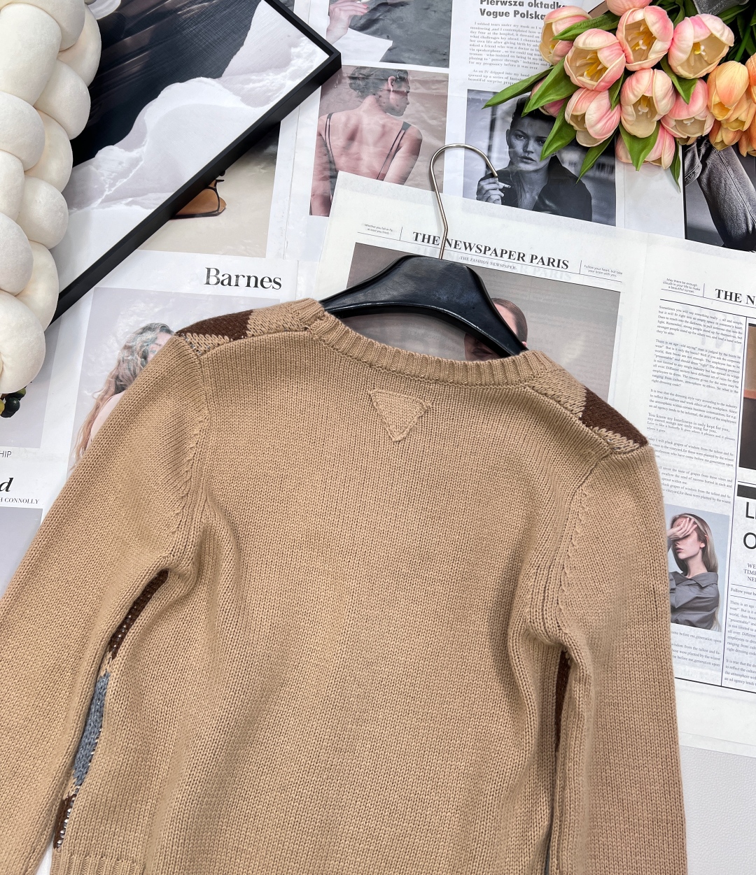 🆕Prada2025新款菱格针织V领开衫，定制YB羊毛纱线织造 质感细腻 柔软舒适 V领针织开衫剪裁 领