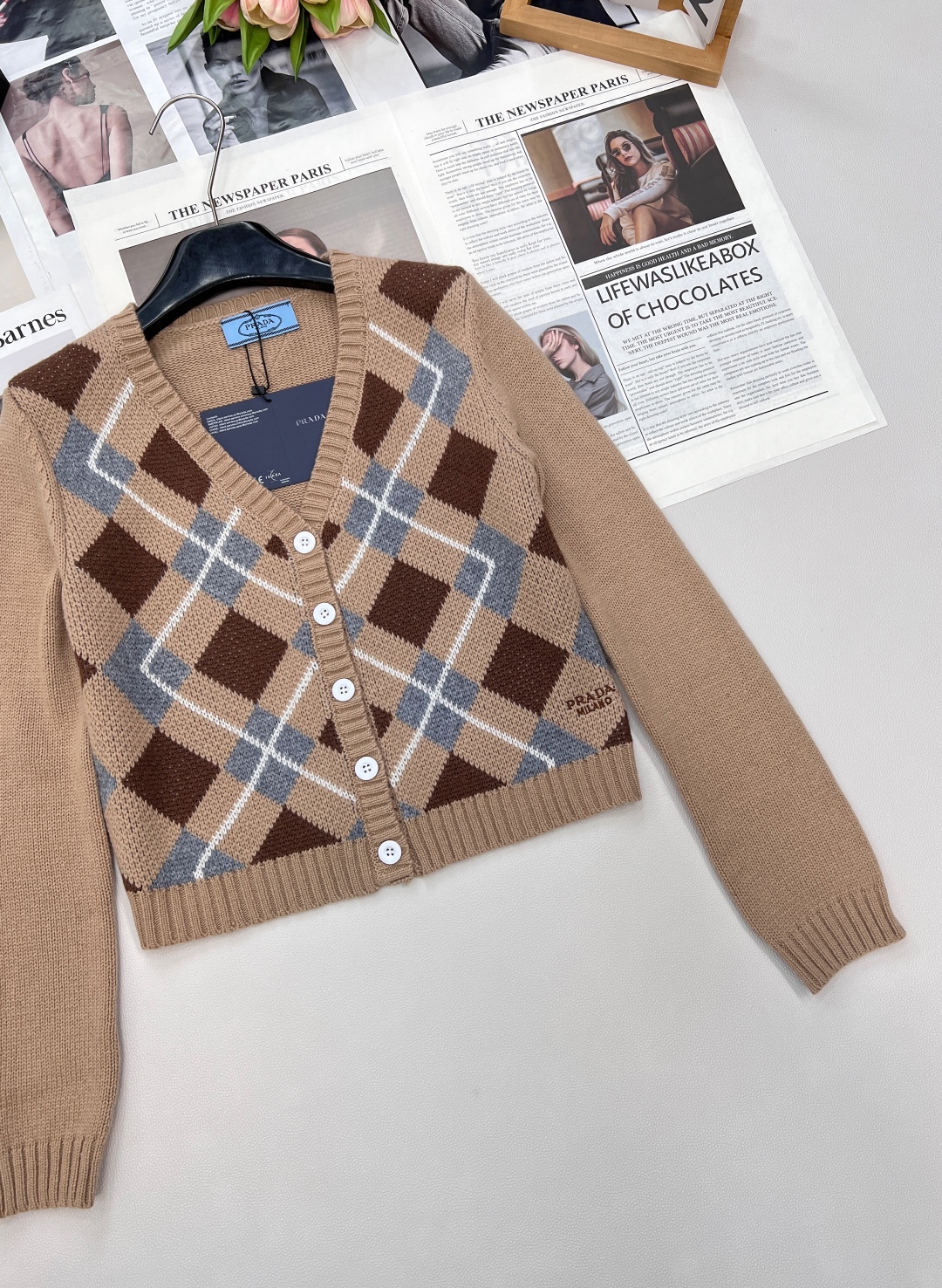🆕Prada2025新款菱格针织V领开衫，定制YB羊毛纱线织造 质感细腻 柔软舒适 V领针织开衫剪裁 领